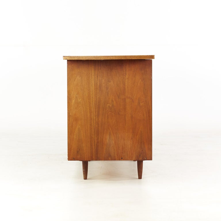 George Nakashima for Widdicomb Mid Century Walnut 9 Drawer Lowboy Dresser In Good Condition For Sale In Countryside, IL