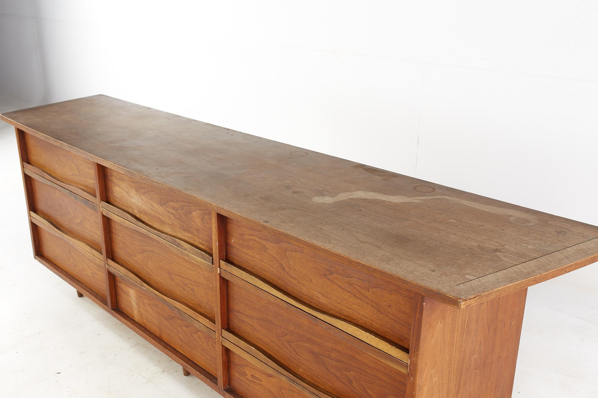 George Nakashima for Widdicomb Mid Century Walnut 9 Drawer Lowboy Dresser In Good Condition In Countryside, IL