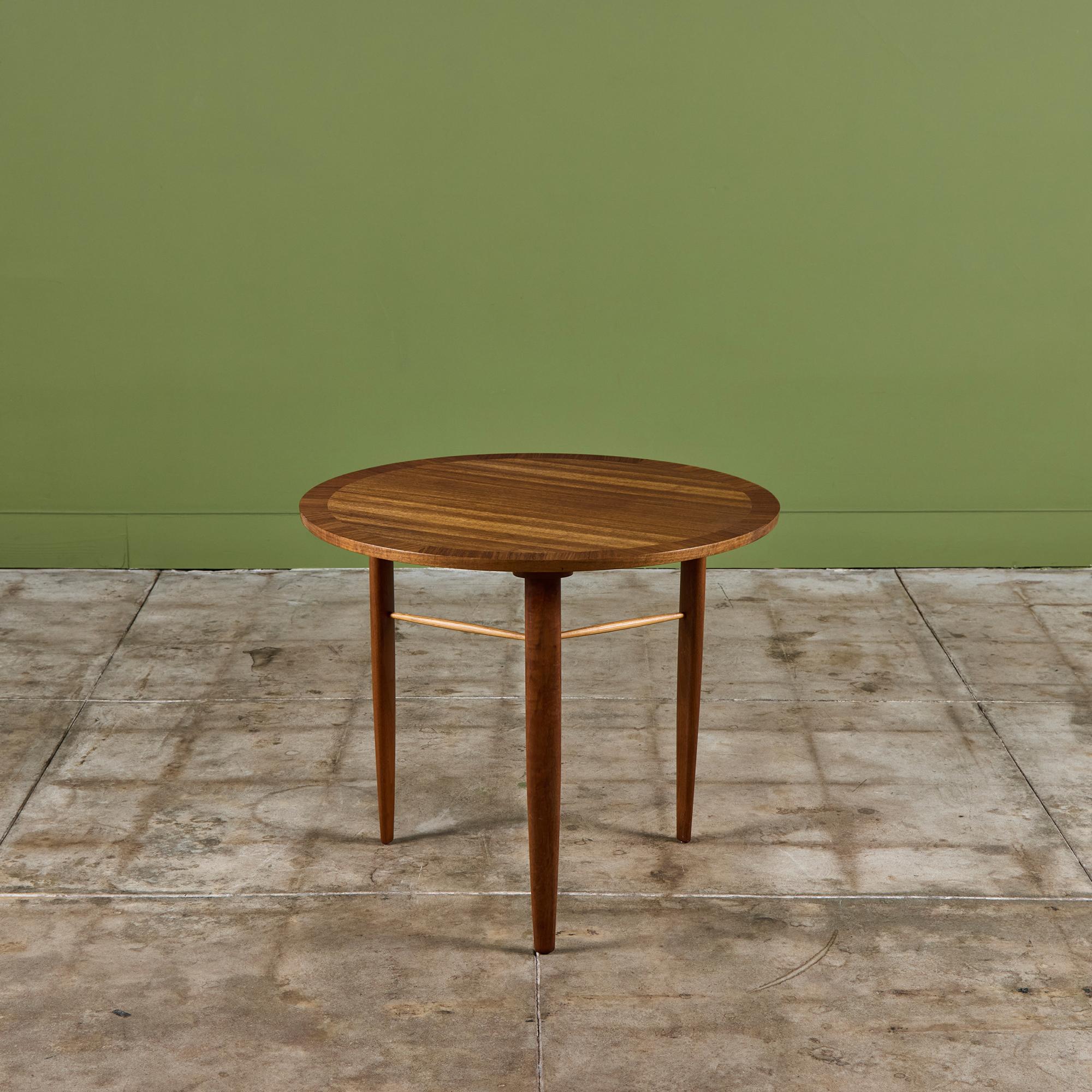 Table d'appoint en noyer réalisée par George Nakashima pour la société Widdicomb basée à Grand Rapids, Michigan, vers les années 1960, pour leur collection 