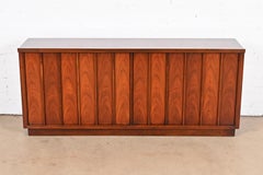 George Nakashima para Widdicomb Aparador moderno orgánico de nogal esculpido Credenza