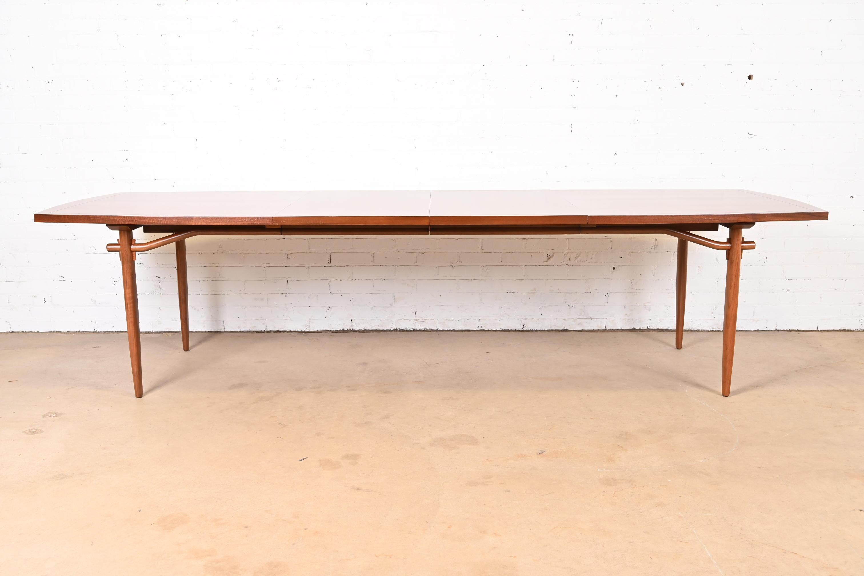Une très rare et exceptionnelle table de salle à manger à rallonge moderne organique du milieu du siècle dernier.

Par George Nakashima pour Widdicomb Furniture, Collection 