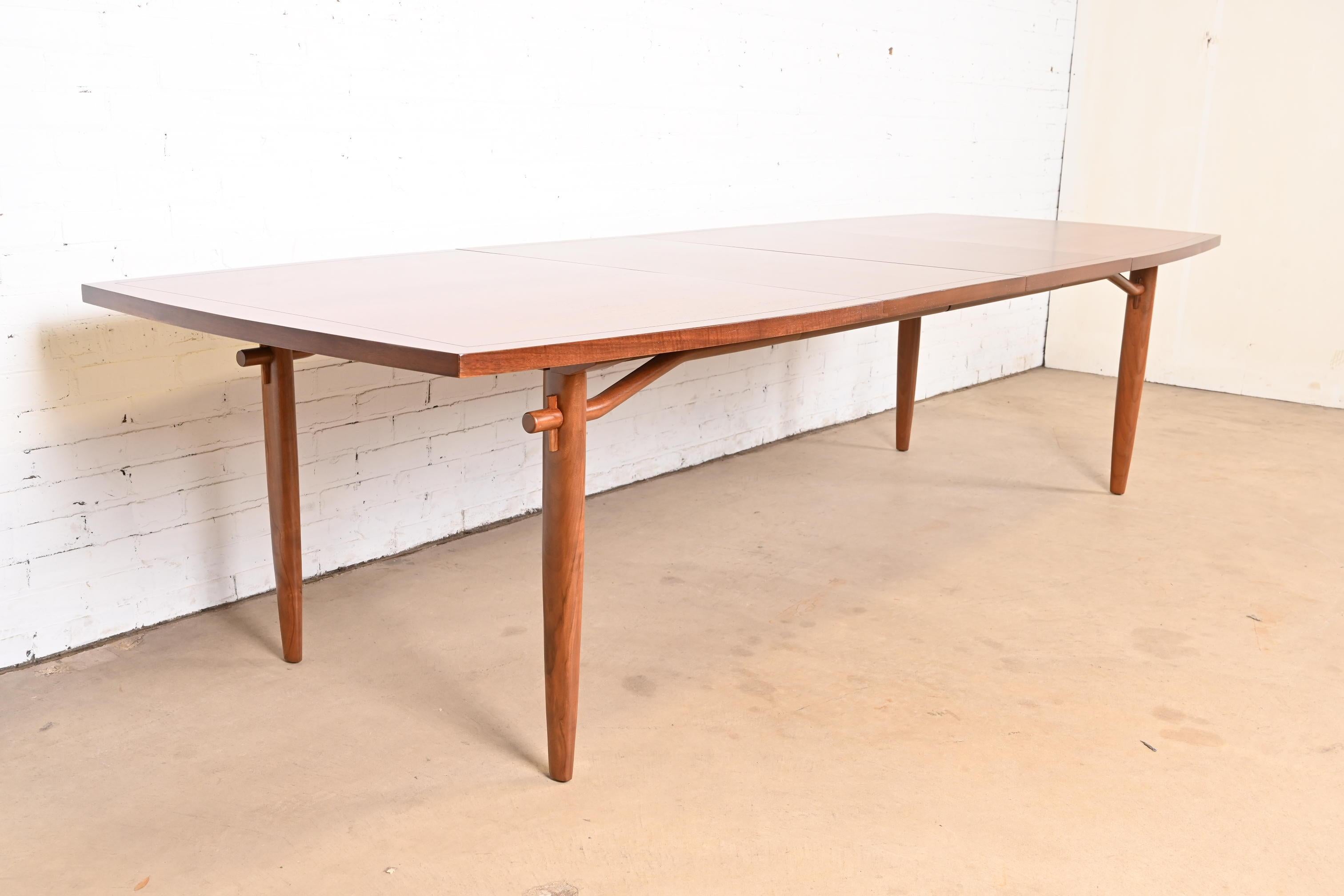 Milieu du XXe siècle Table de salle à manger à rallonge George Nakashima de la collection Widdicomb Origins en vente