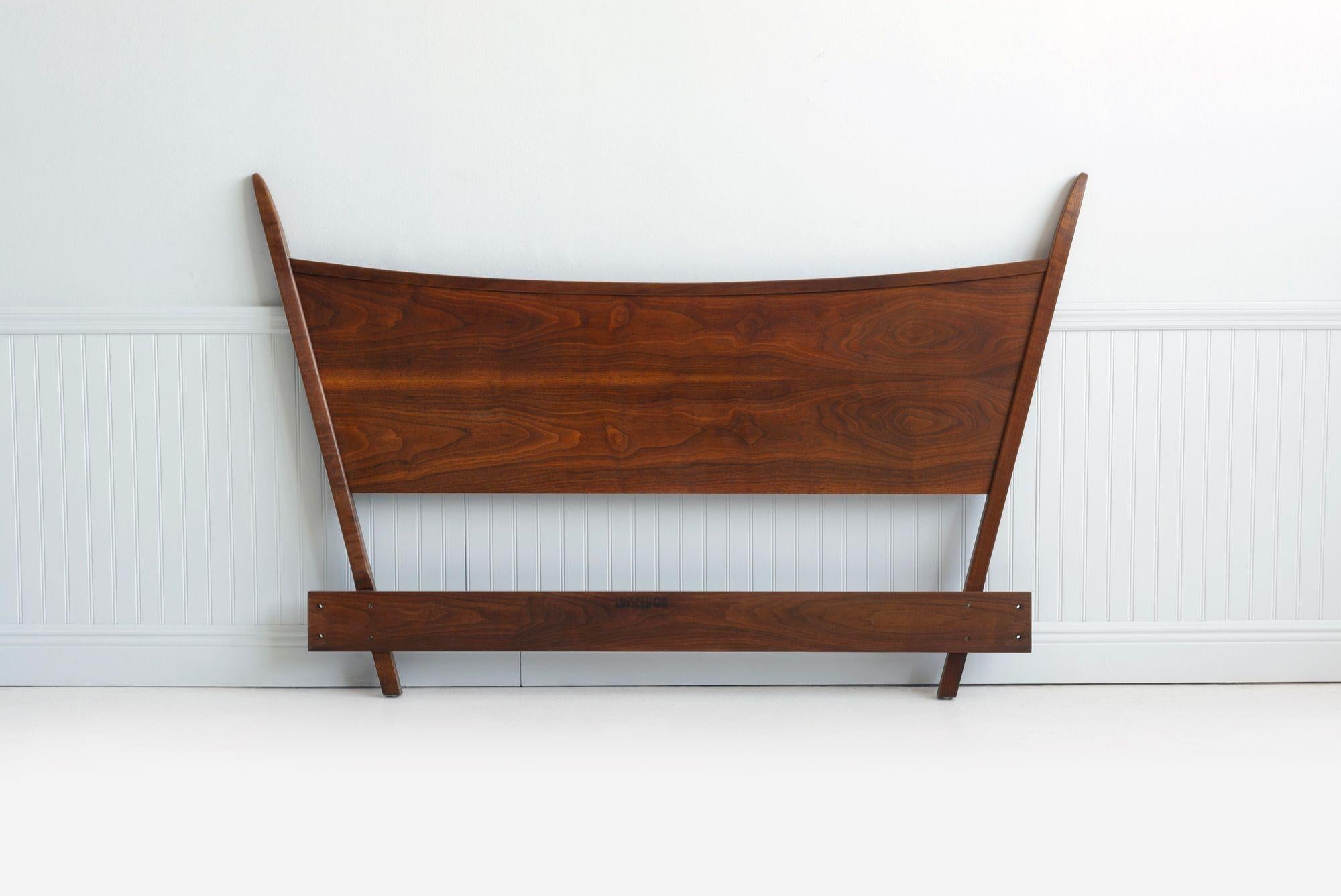George Nakashima pour Widdicomb Tête de lit en noyer noir huilé, 1958
Rare tête de lit Queen-size avec des extrémités sculpturales en forme de corne, conçue par George Nakashima pour Widdicomb. Modèle 292 5, en noyer noir américain huilé. Labellisé
