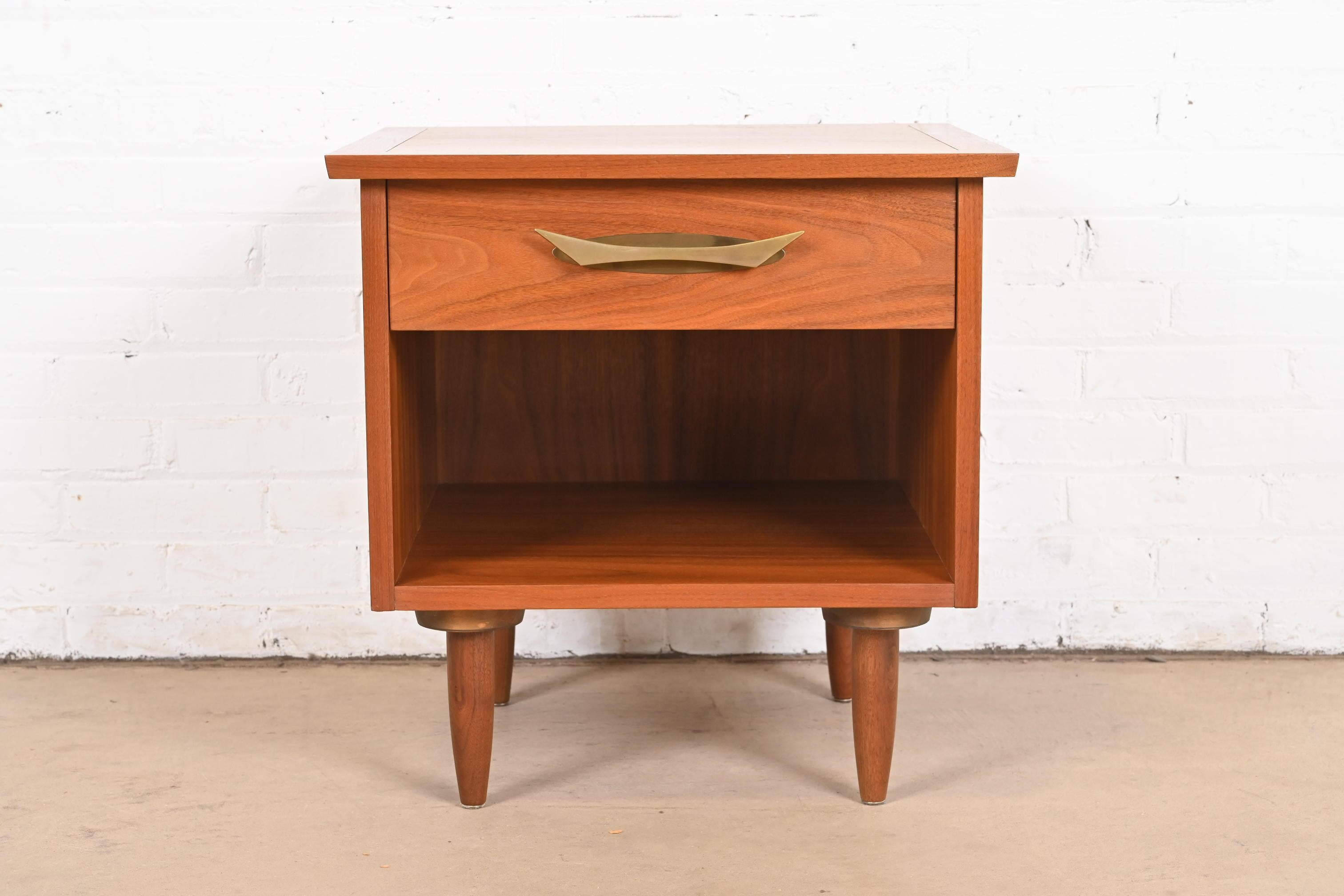 A very rare and exceptional mid-century Organic Modern nightstand or side table

By George Nakashima for Widdicomb Furniture, 
