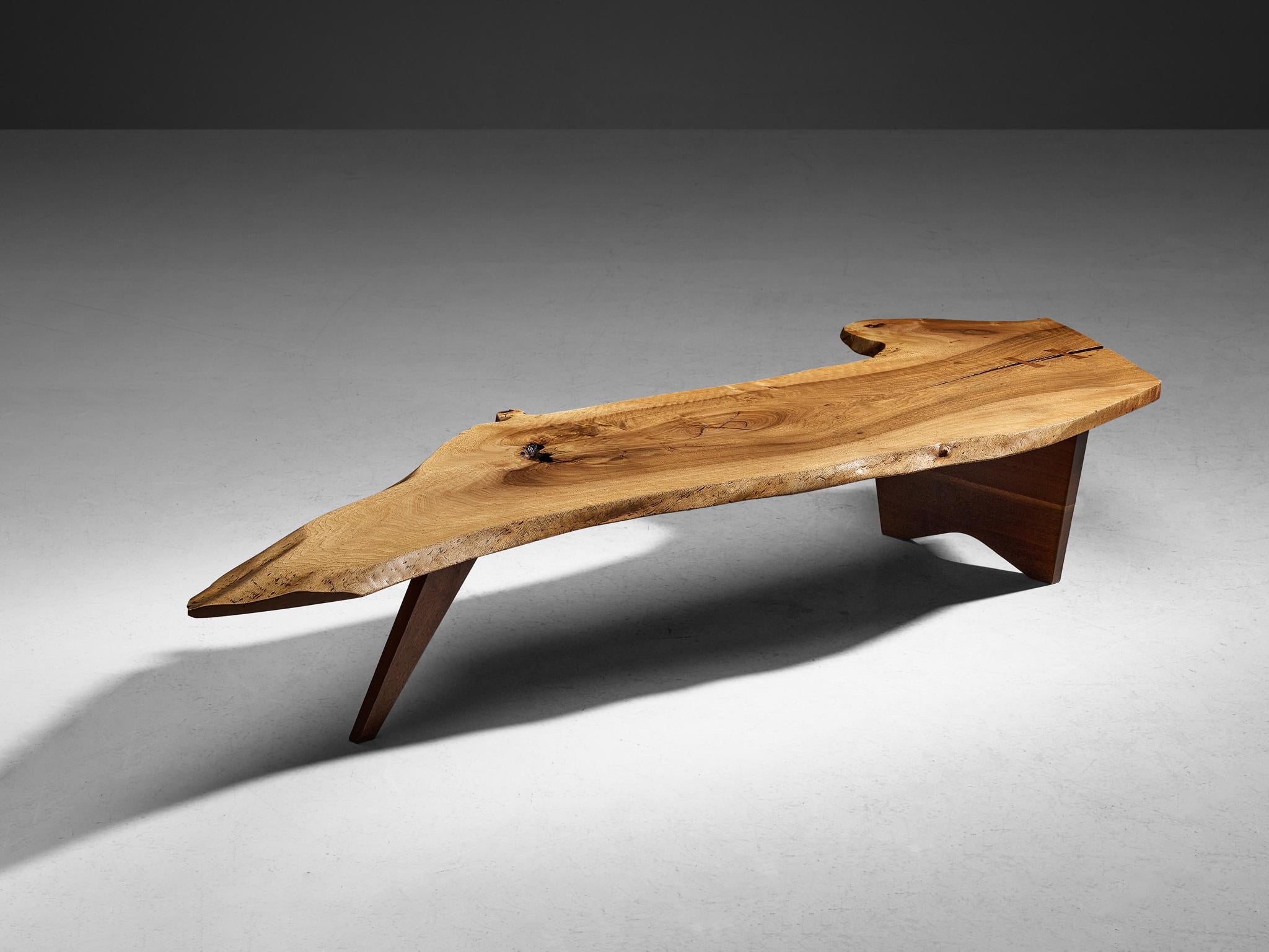 George Nakashima pour George Nakashima Studio, table basse en dalles à bords libres, noyer anglais, États-Unis, 1958

L'ébéniste et designer américain George Nakashima prouve avec cette table quintessentielle qu'il est un véritable maître de son