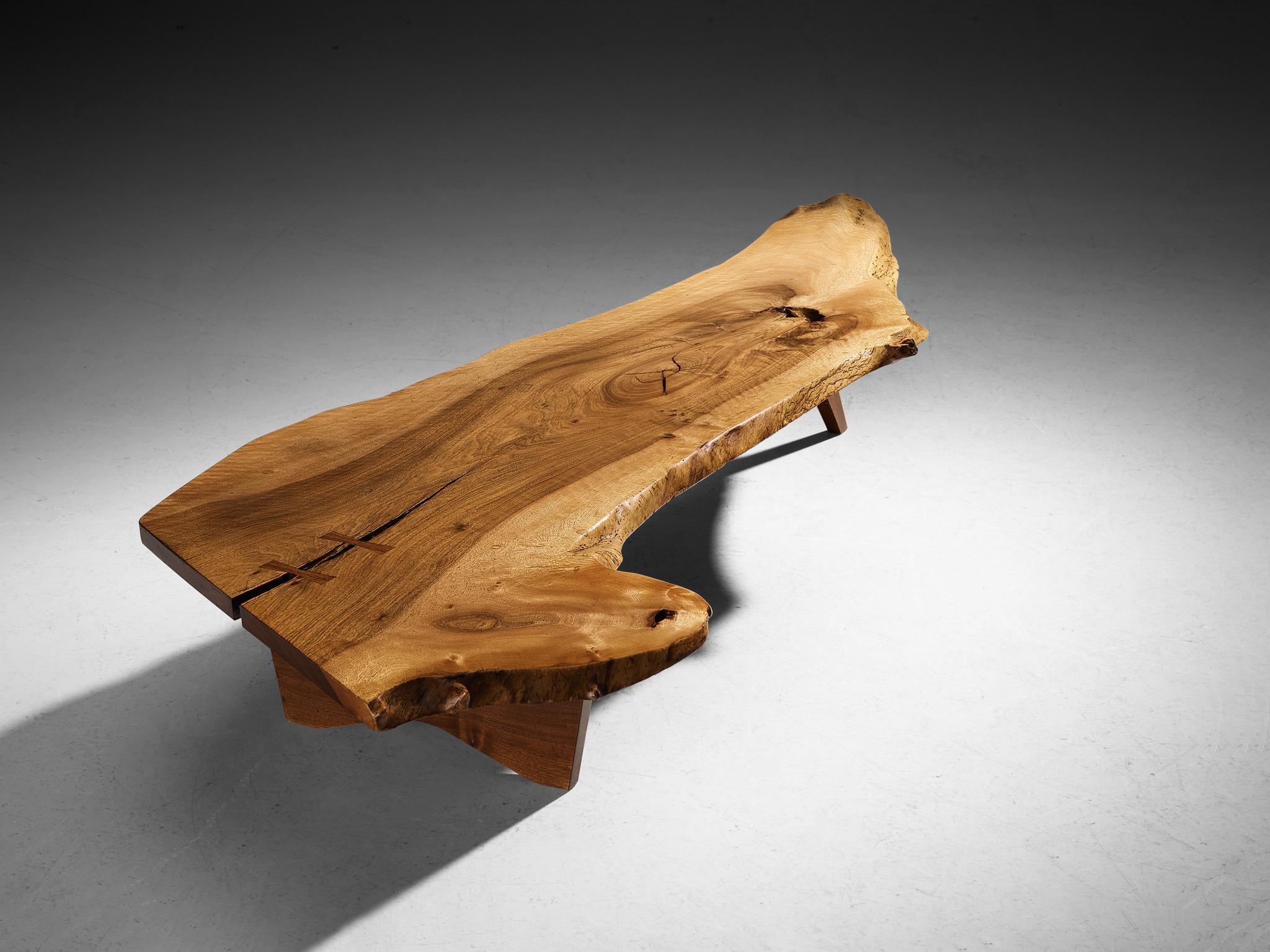 Américain Table basse à bord libre George Nakashima en noyer anglais en vente