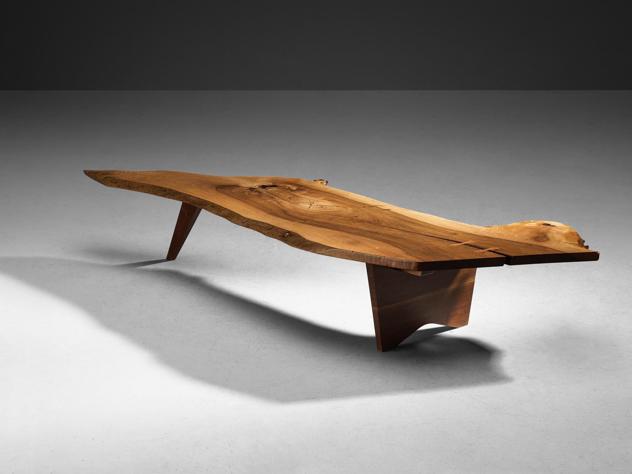 Milieu du XXe siècle Table basse à bord libre George Nakashima en noyer anglais en vente