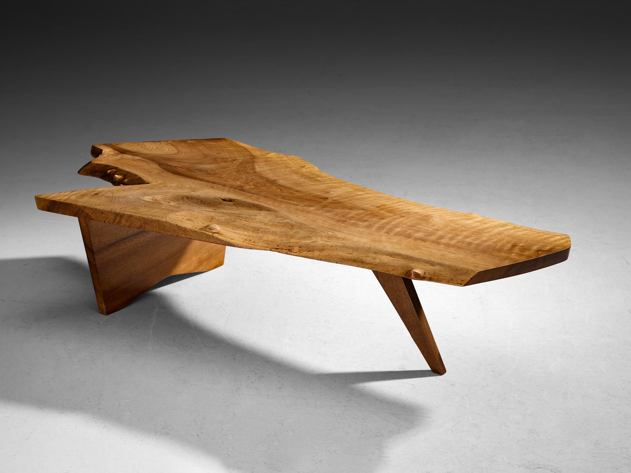 George Nakashima, table basse en dalles à bords libres, noyer anglais, États-Unis, vers 1960 

L'ébéniste et designer américain George Nakashima prouve avec cette table quintessentielle qu'il est un véritable maître de son art. L'impressionnante