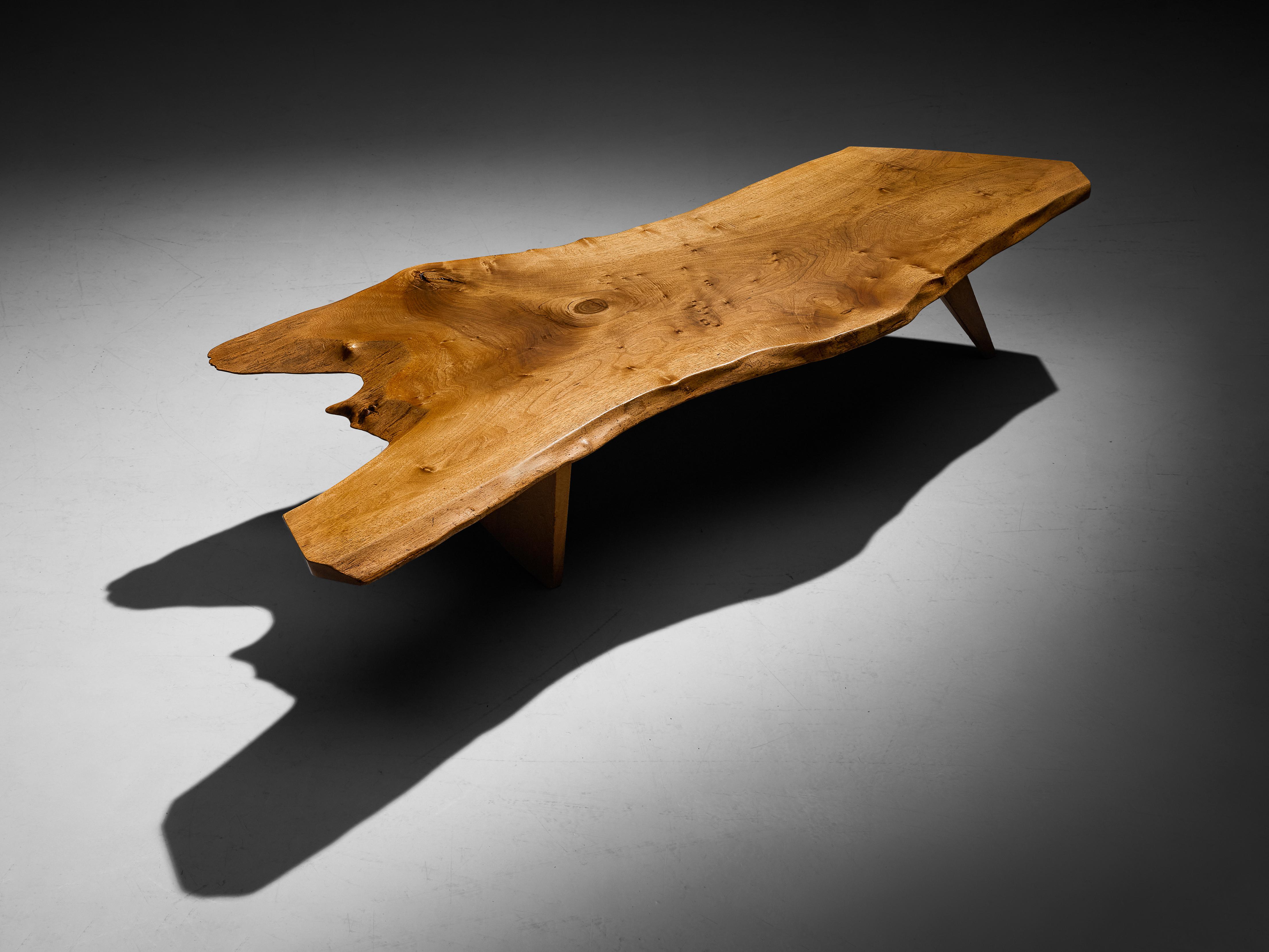George Nakashima, table basse, noyer, États-Unis, 1964

L'artiste artisan et designer américain George Nakashima prouve avec cette œuvre réalisée pour un client privé en 1964 qu'il est un maître du travail du bois et un excellent designer. La table
