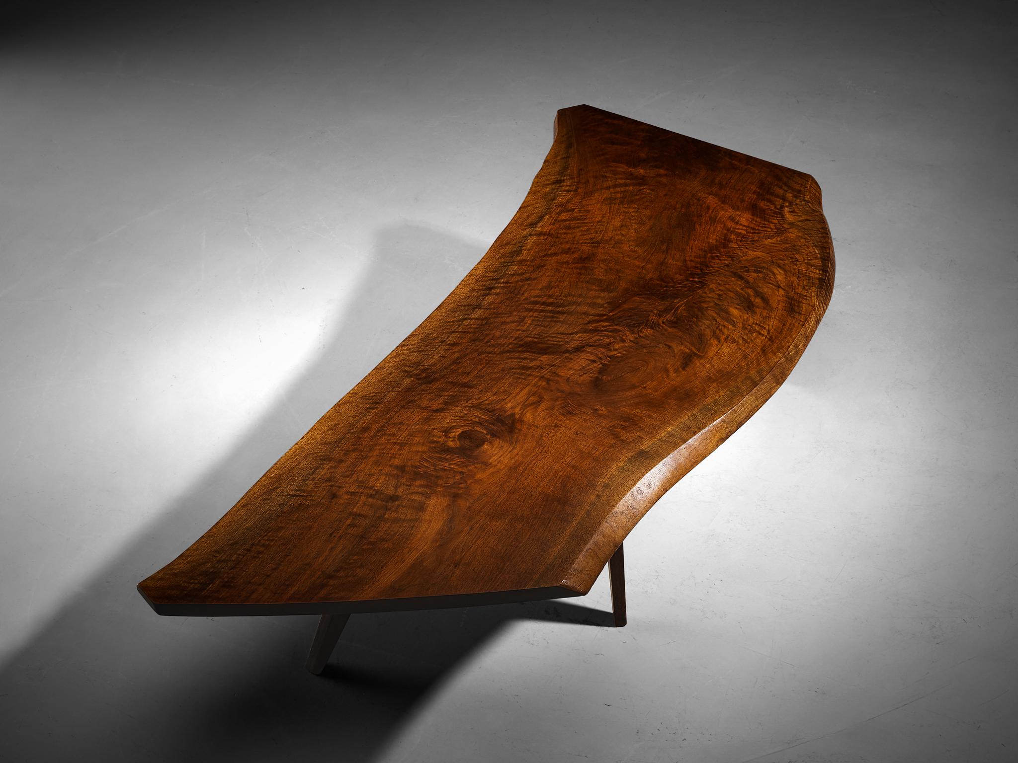 George Nakashima Free Edge 'Slab I' Coffee Table in Walnut In Good Condition For Sale In Waalwijk, NL