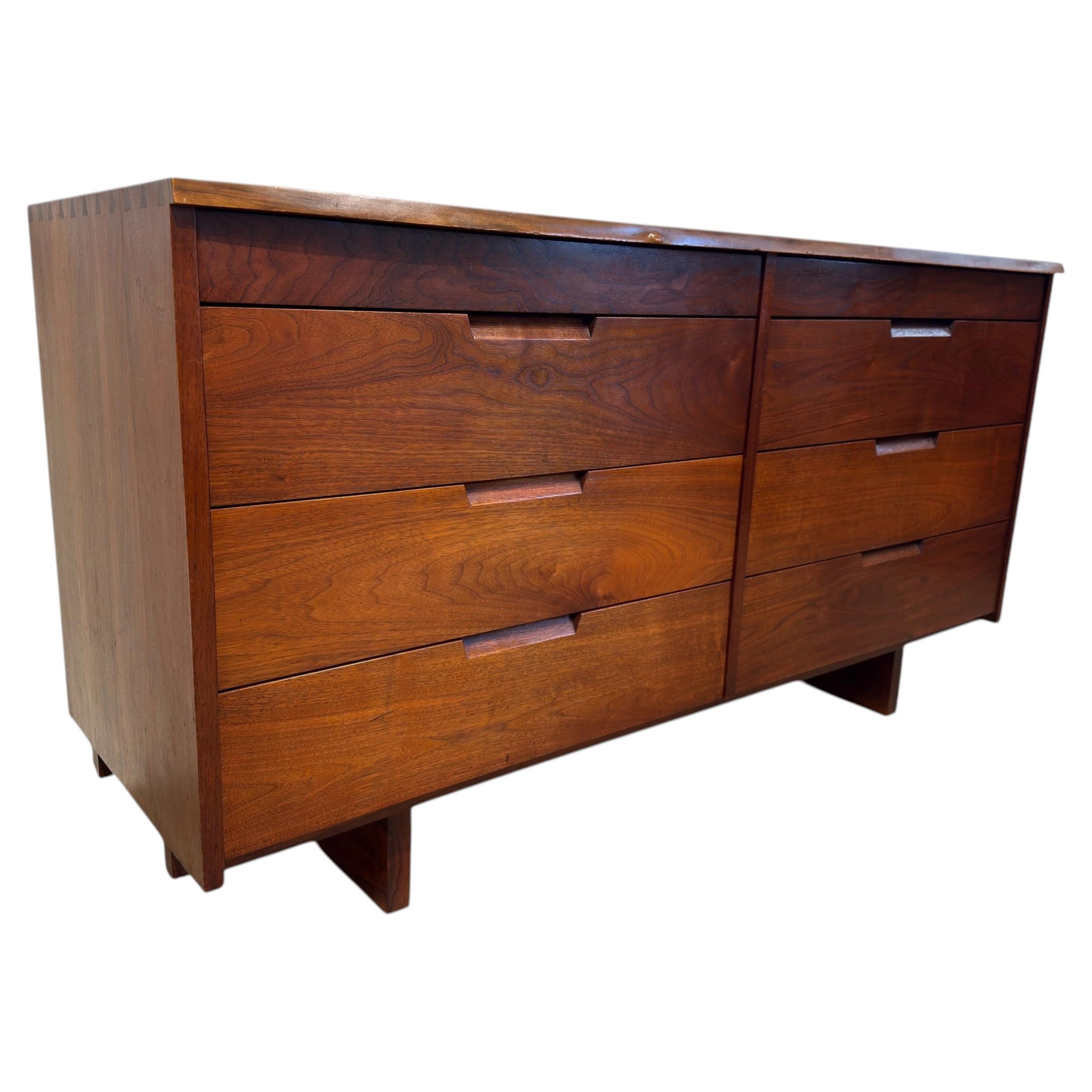 Commode double à huit tiroirs en noyer aux bords de forme libre, signée George Nakashima, 1959 en vente