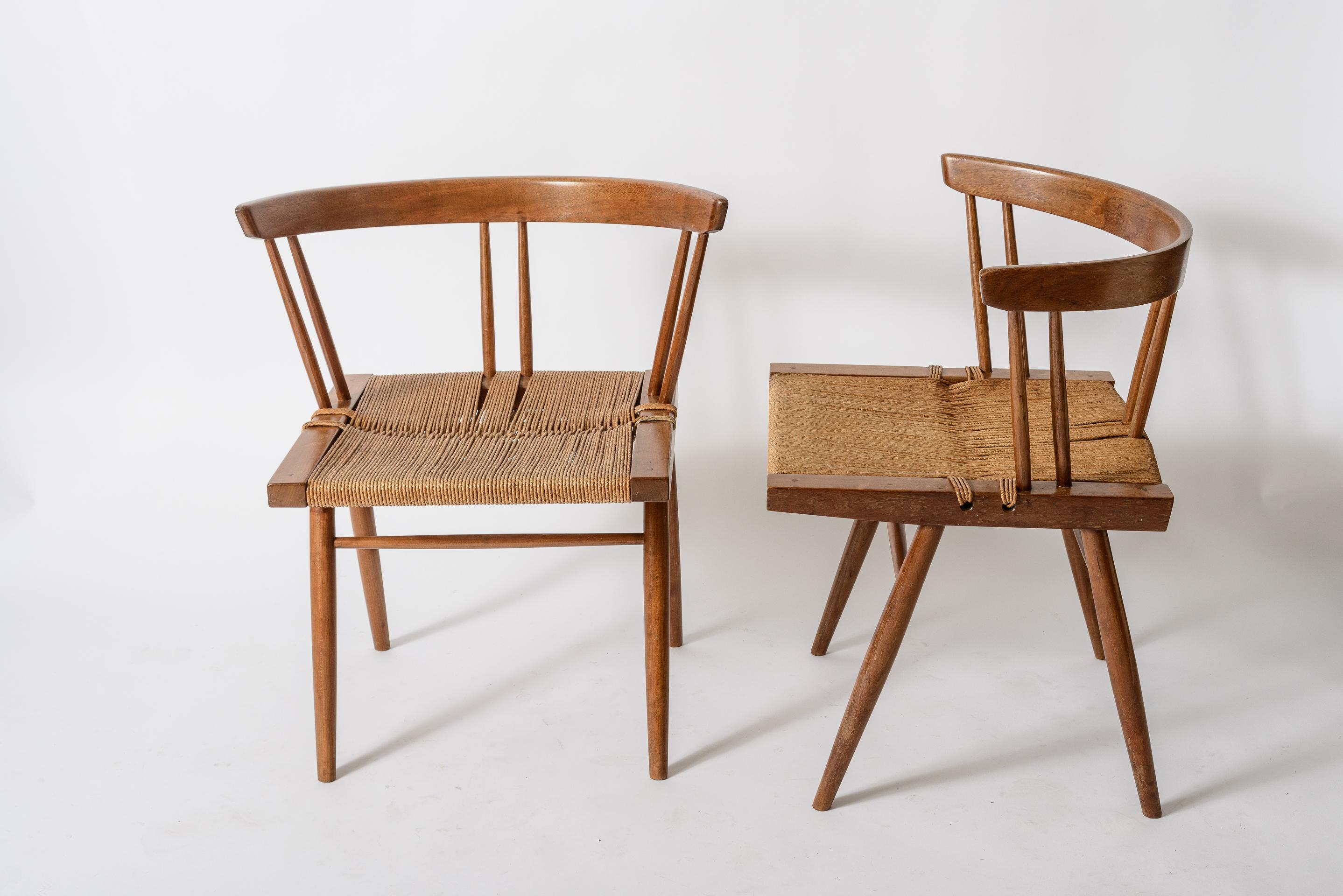 Ein Satz von 4 Grass Seat Chairs von George Nakashima.
Schöne Patina auf den Holz- und Grassitzen.
Name des ursprünglichen Besitzers verfügbar