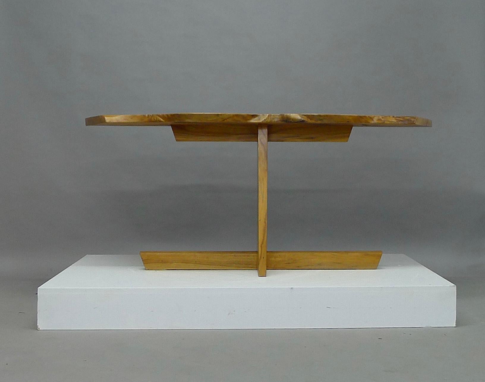 George Nakashima Cabinetmaker, États-Unis, 1987. Une superbe table Greenrock avec un plateau en bois de noyer cendré hautement figuré. Trois nœuds apparents et deux papillons en noyer. Signé et daté au verso (George Nakashima 10 juillet 1987) avec