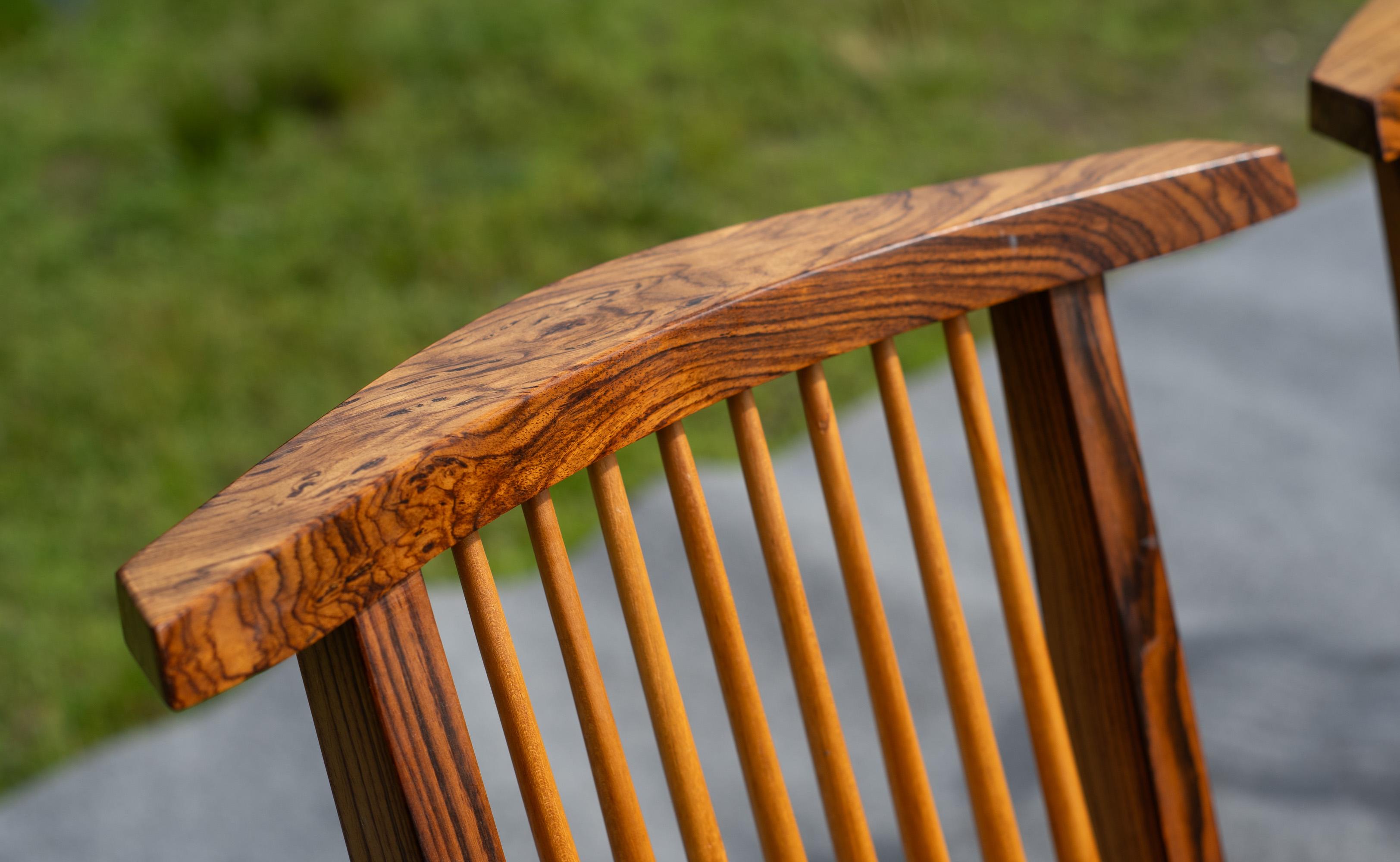 Von George Nakashima inspirierter Satz von vier Esszimmerstühlen im konischen Stil Gemischte Harthölzer im Angebot 3