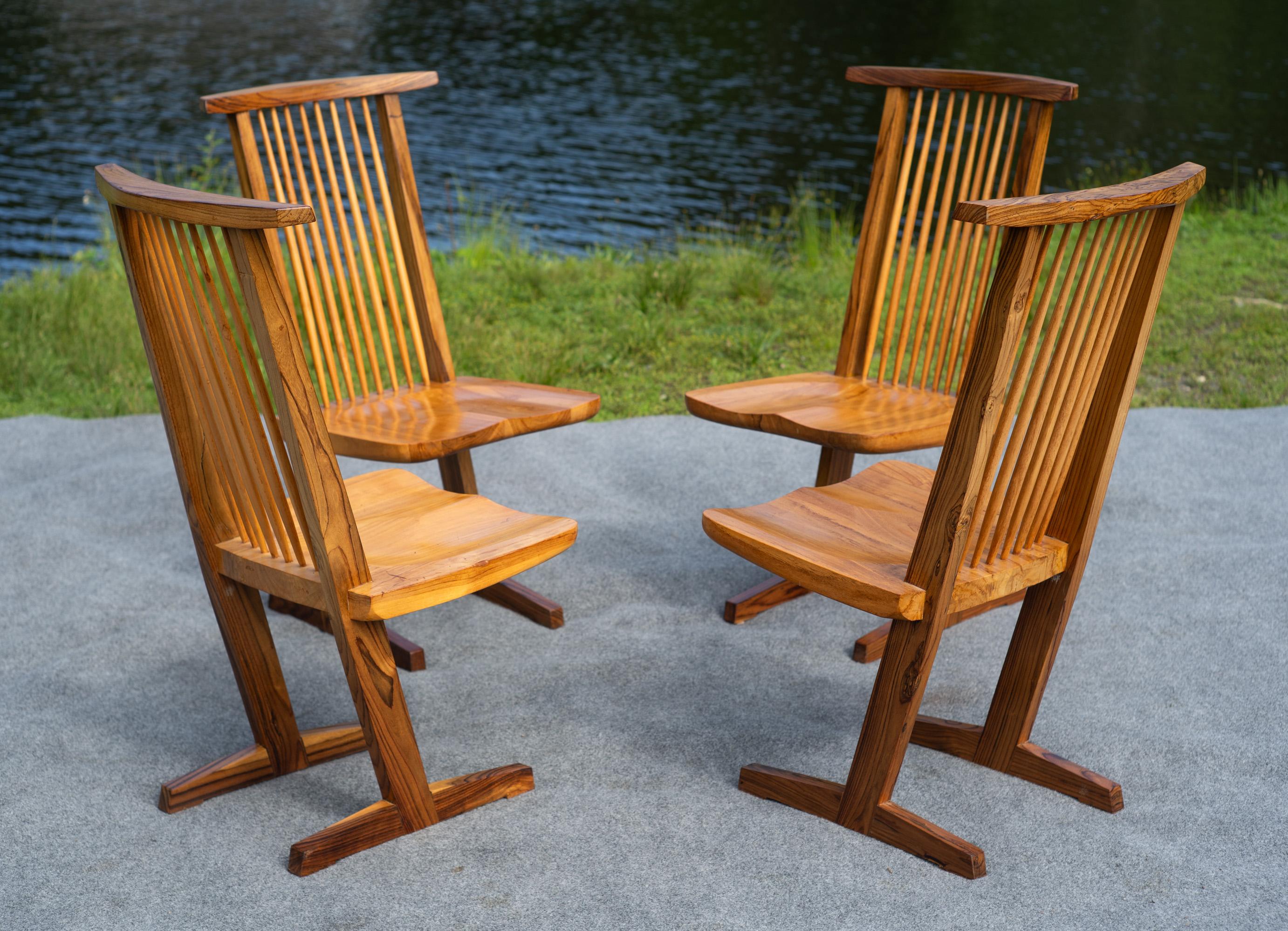 Von George Nakashima inspirierter Satz von vier Esszimmerstühlen im konischen Stil Gemischte Harthölzer im Angebot 5