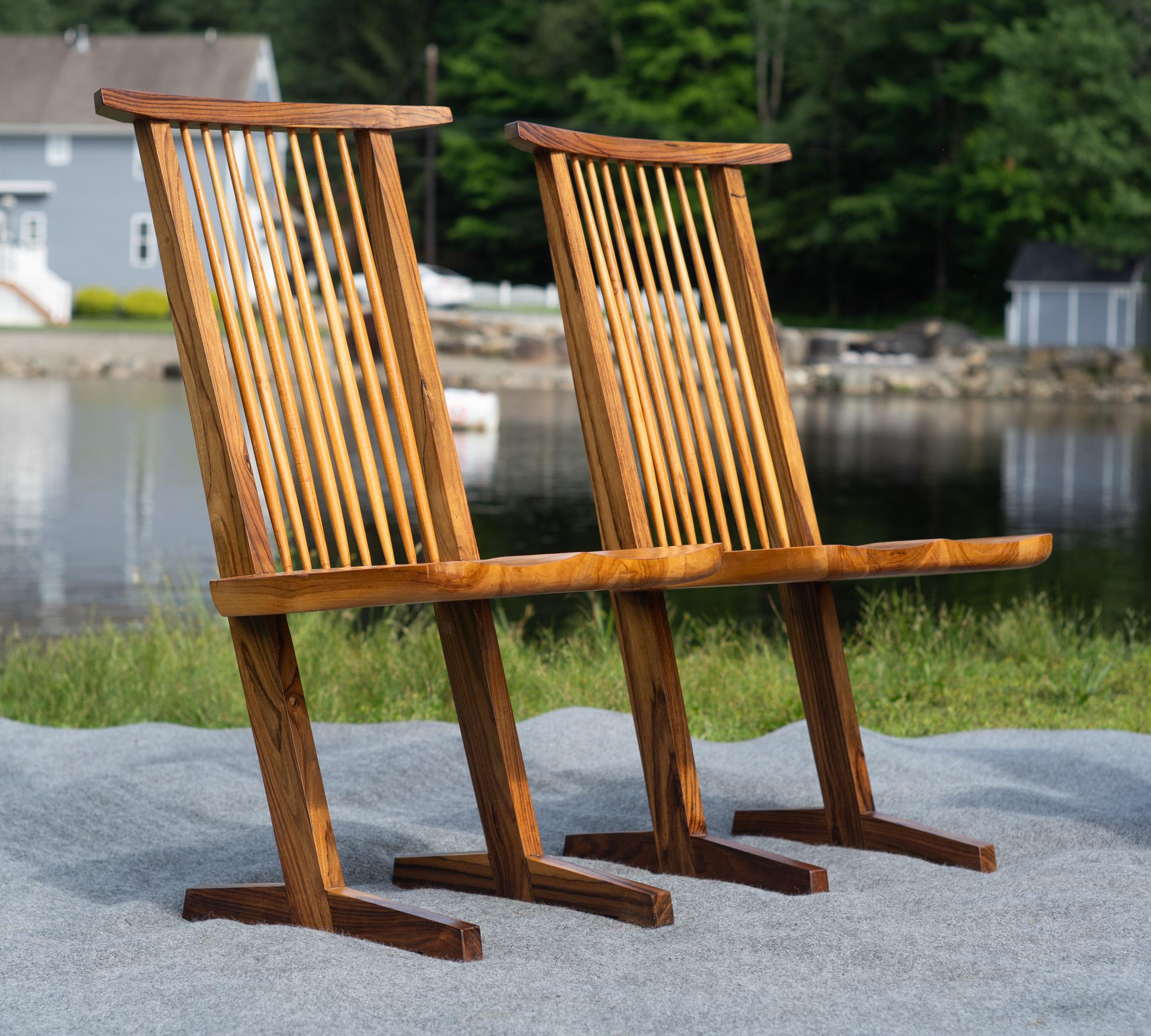 Von George Nakashima inspirierter Satz von vier Esszimmerstühlen im konischen Stil Gemischte Harthölzer im Angebot 6