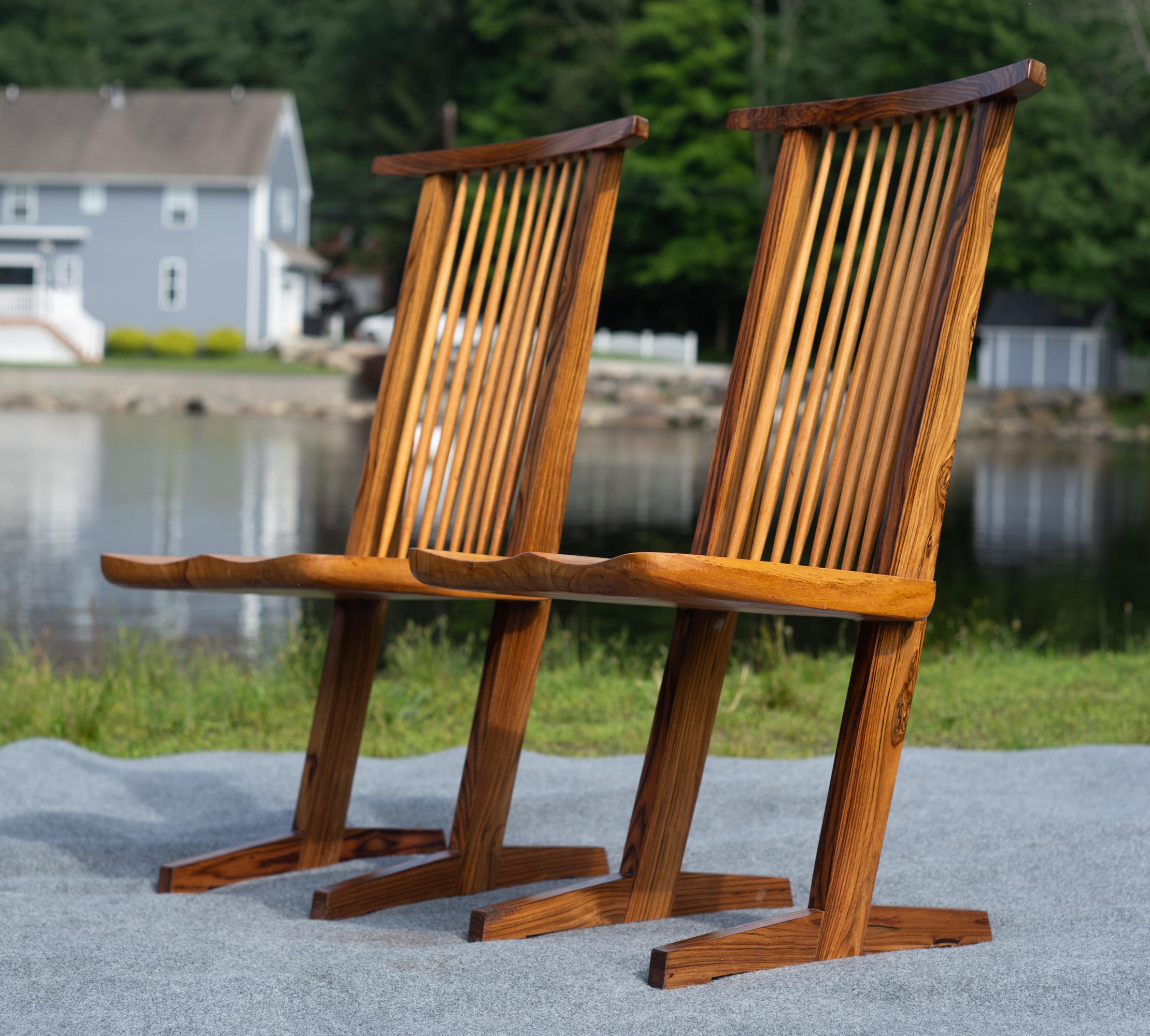 Von George Nakashima inspirierter Satz von vier Esszimmerstühlen im konischen Stil Gemischte Harthölzer im Angebot 7