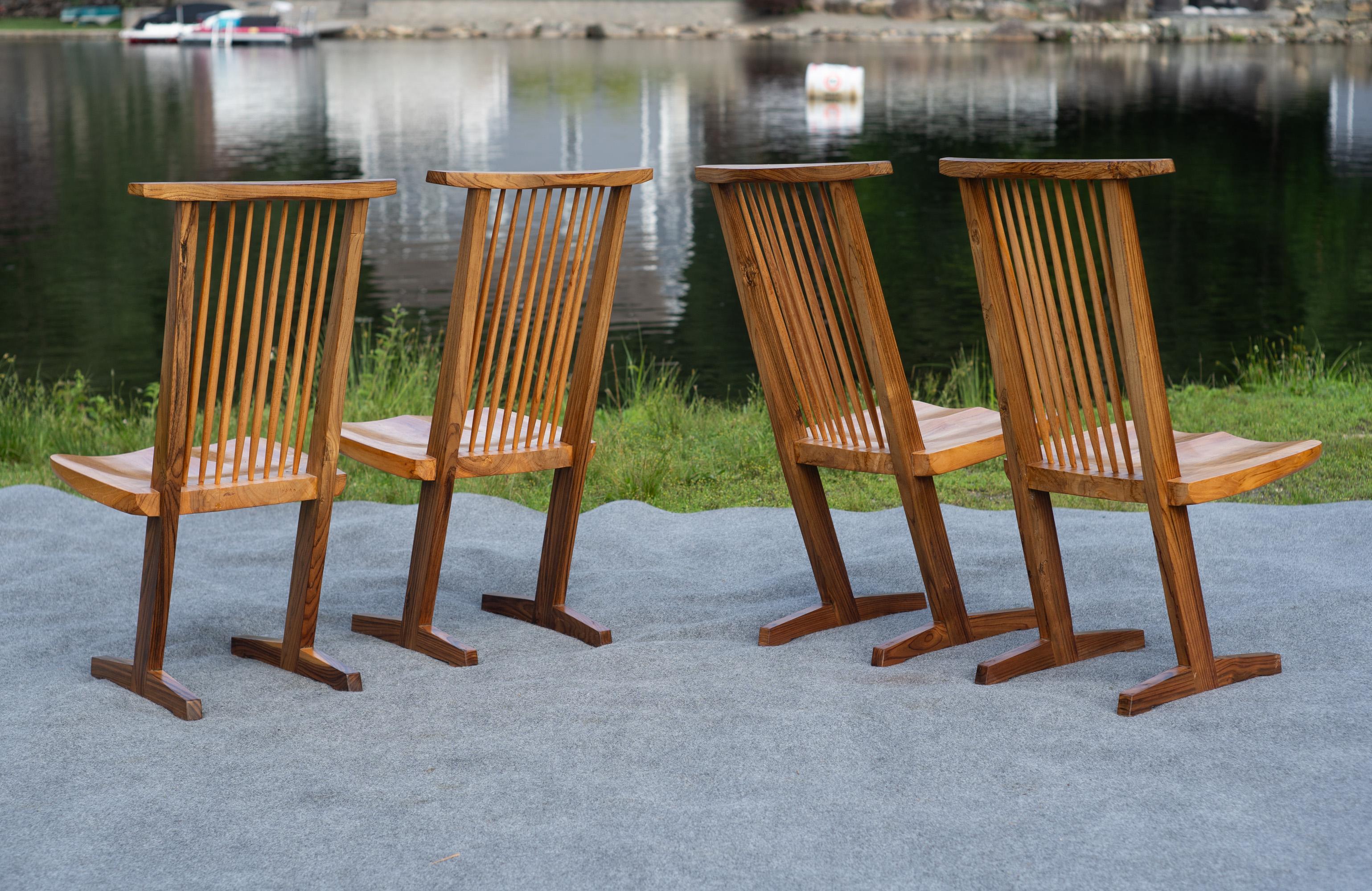 Von George Nakashima inspirierter Satz von vier Esszimmerstühlen im konischen Stil Gemischte Harthölzer im Angebot 8