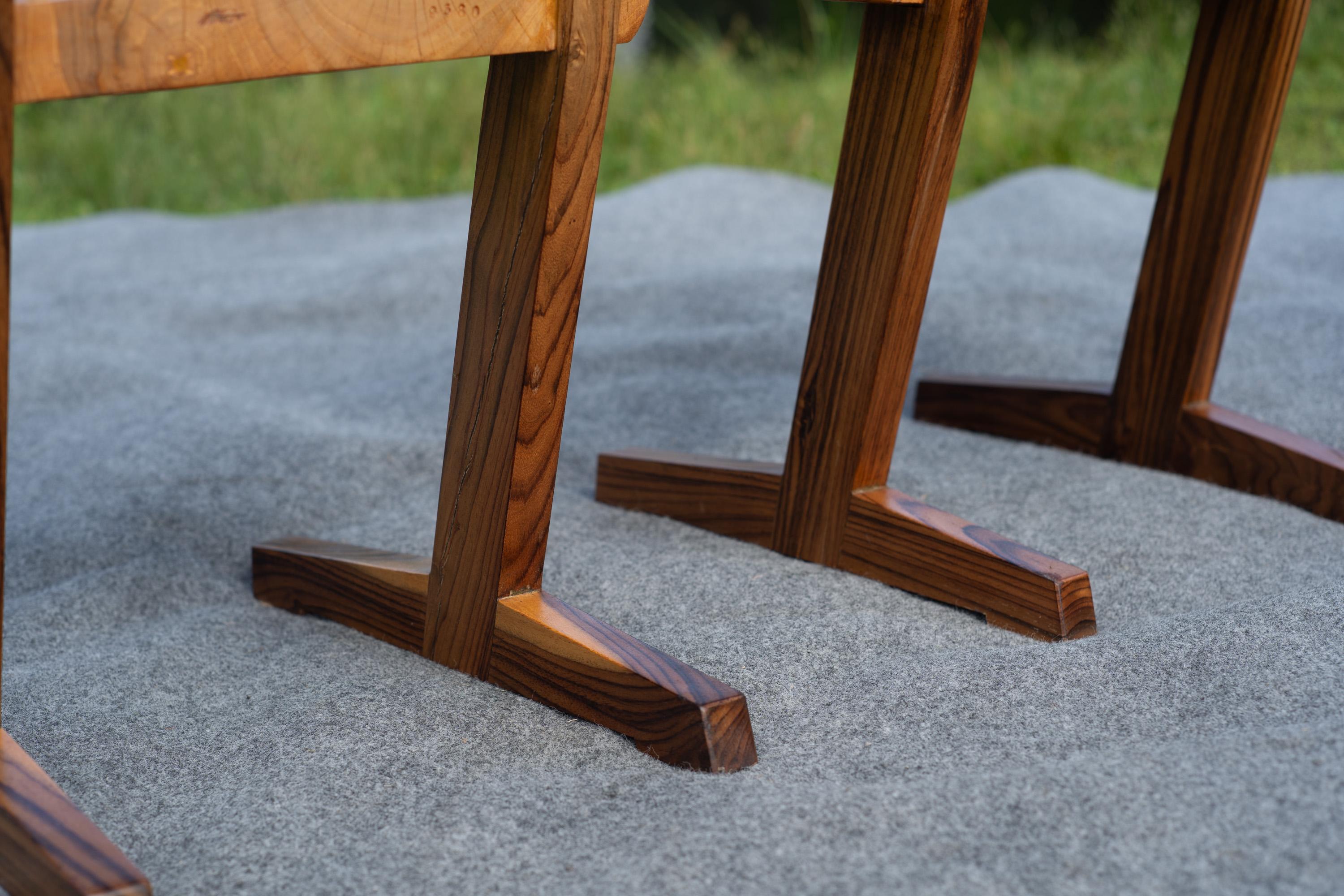 Von George Nakashima inspirierter Satz von vier Esszimmerstühlen im konischen Stil Gemischte Harthölzer im Angebot 10