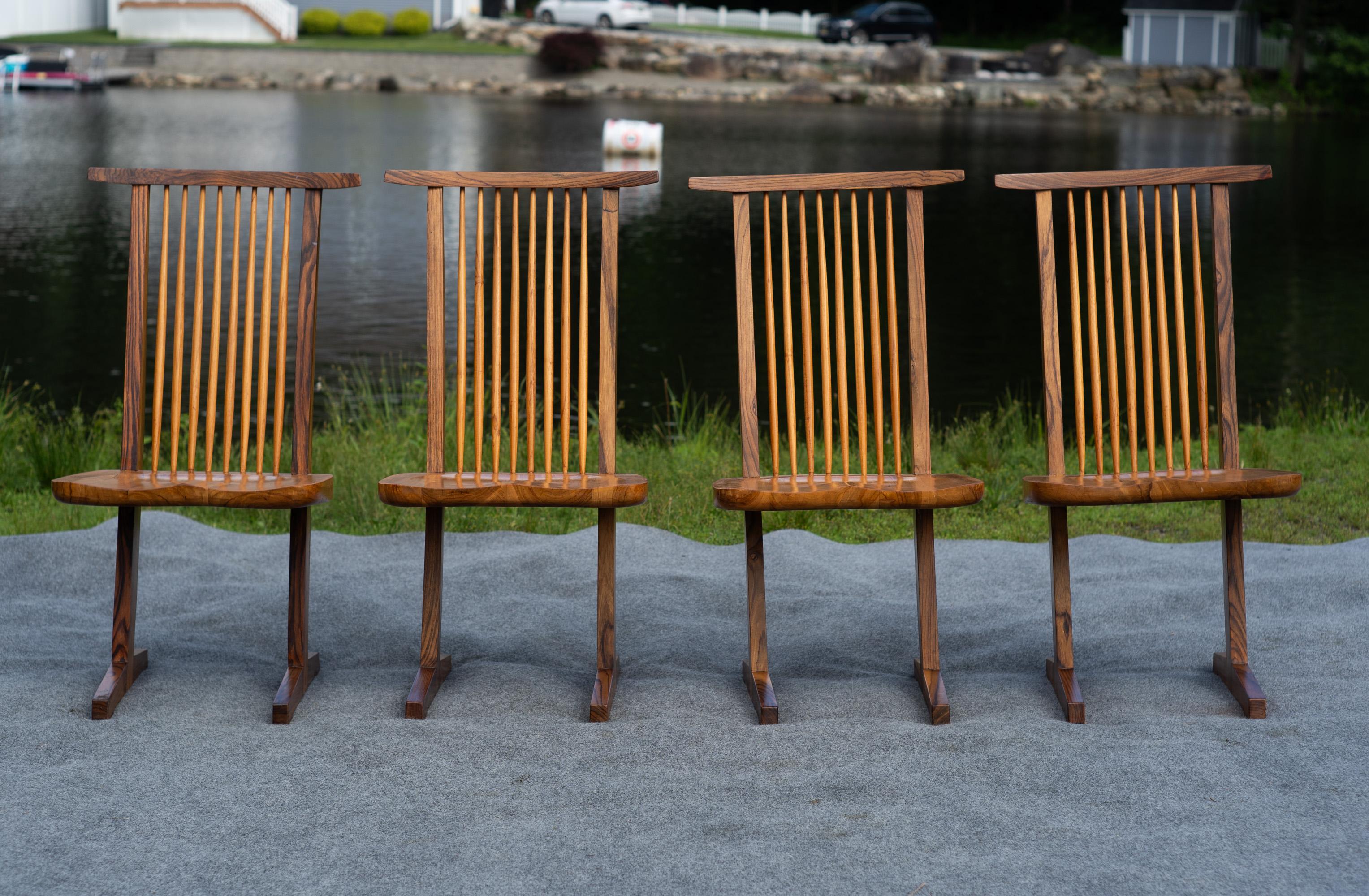 Inspiriert von George Nakashima, präsentieren wir ein Set von vier Stühlen im Conoid-Stil, wahrscheinlich aus den späten 70er oder frühen 80er Jahren. Diese Stühle werden mit äußerster Präzision und aus hochwertigen Materialien hergestellt. Gestelle