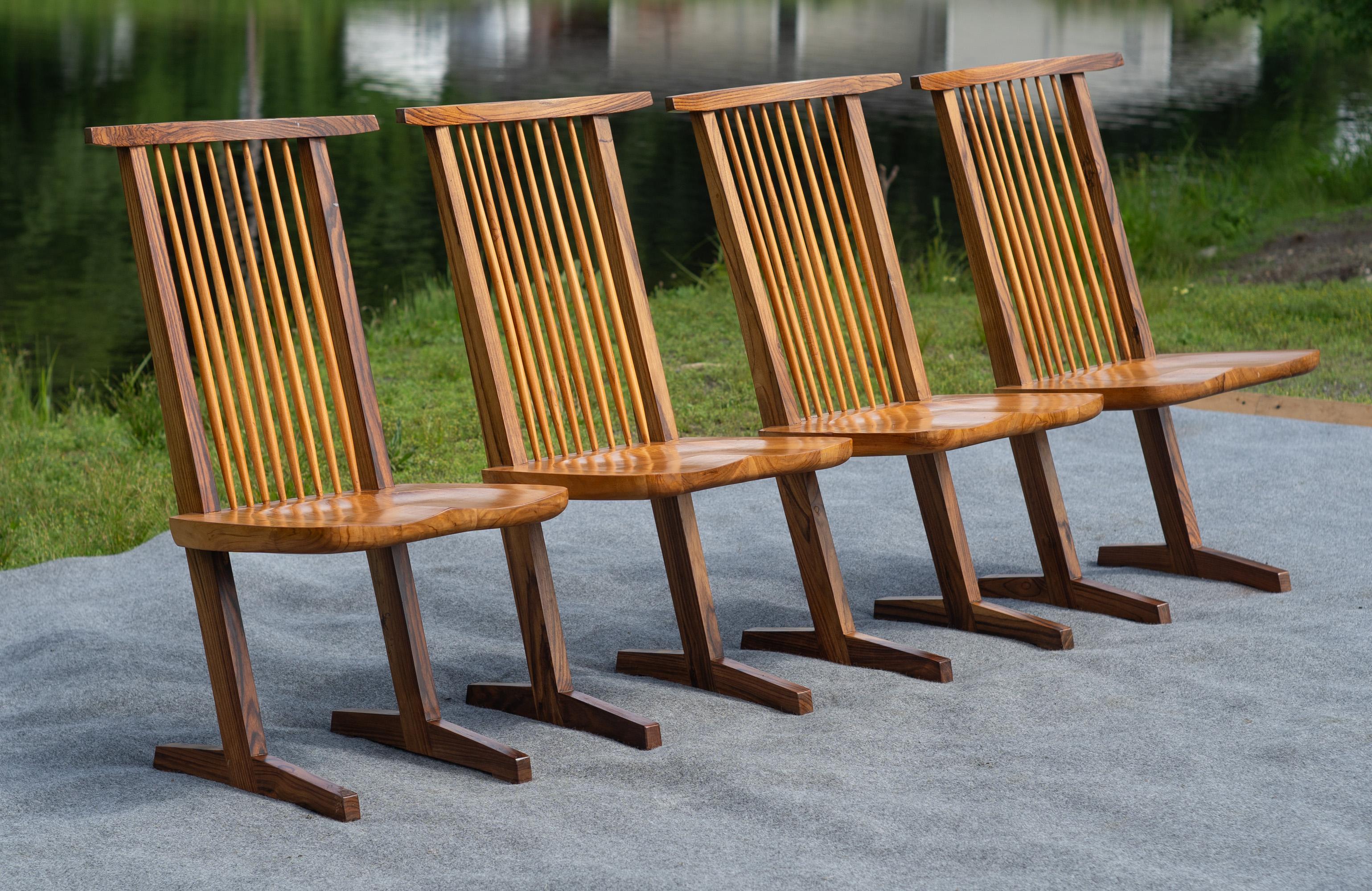 Von George Nakashima inspirierter Satz von vier Esszimmerstühlen im konischen Stil Gemischte Harthölzer (Moderne der Mitte des Jahrhunderts) im Angebot