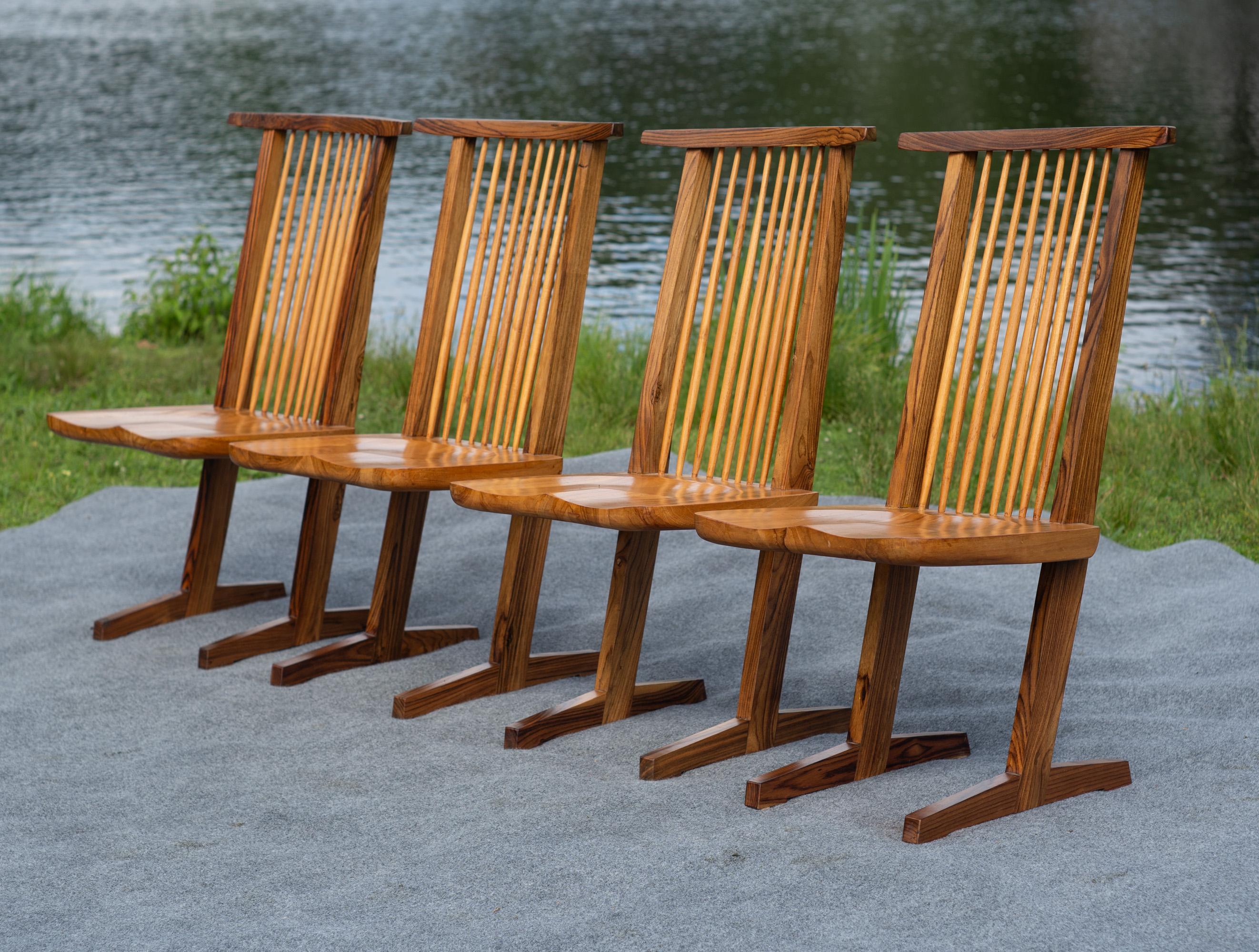 Von George Nakashima inspirierter Satz von vier Esszimmerstühlen im konischen Stil Gemischte Harthölzer (amerikanisch) im Angebot