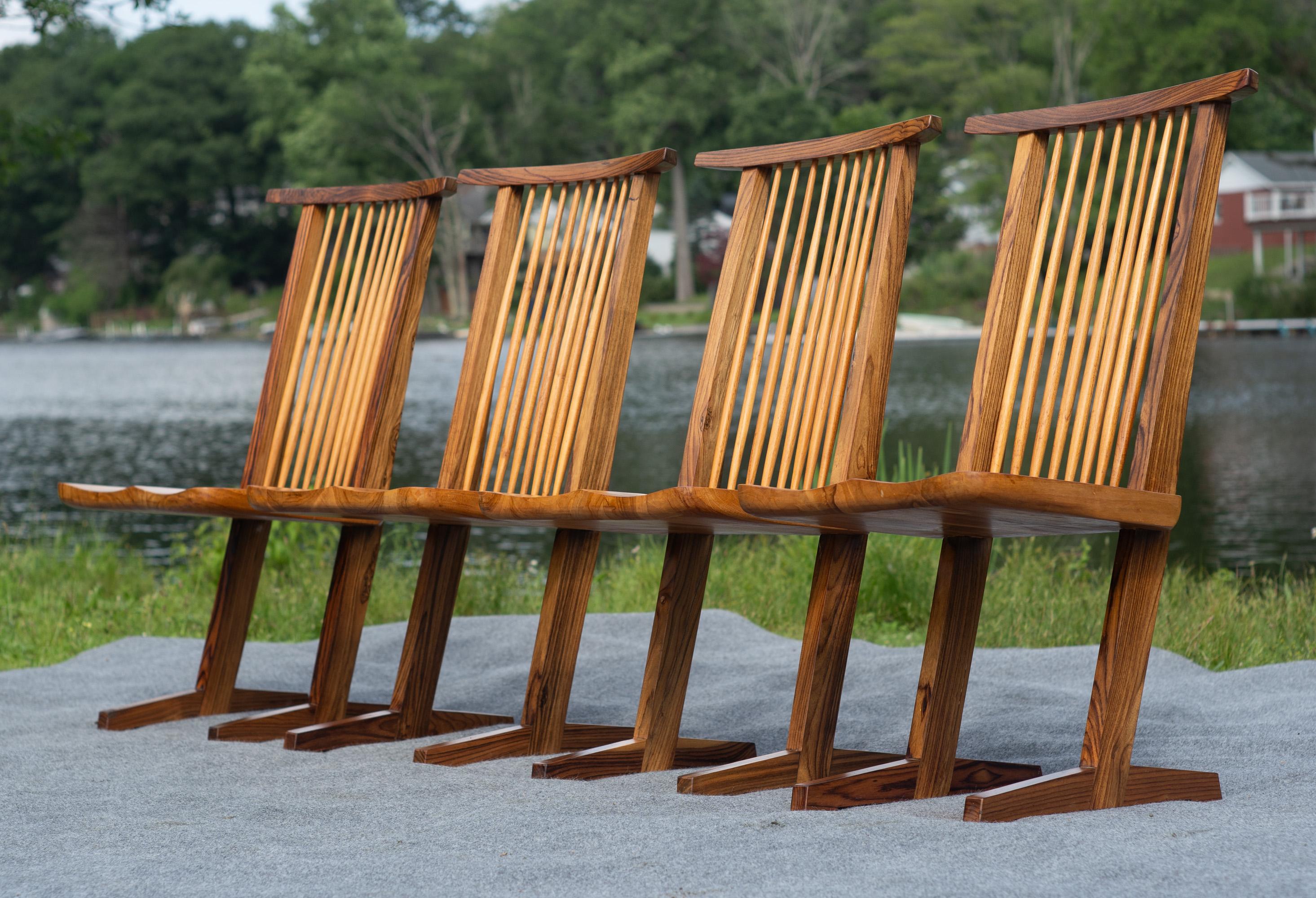 Von George Nakashima inspirierter Satz von vier Esszimmerstühlen im konischen Stil Gemischte Harthölzer im Zustand „Gut“ im Angebot in Philadelphia, PA