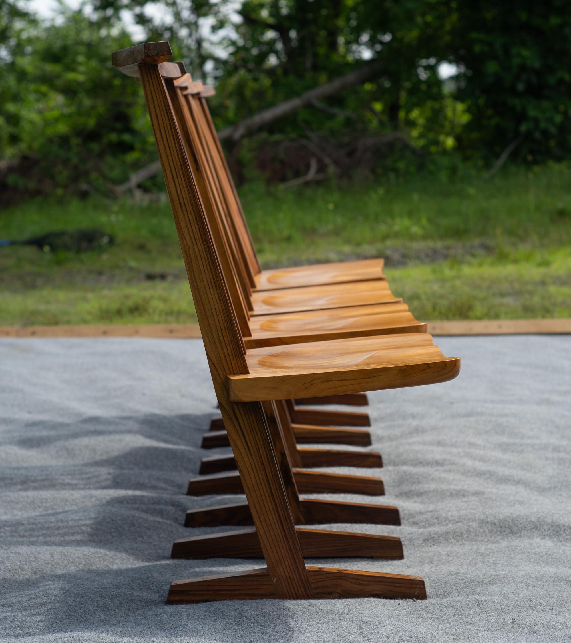 Von George Nakashima inspirierter Satz von vier Esszimmerstühlen im konischen Stil Gemischte Harthölzer (Ende des 20. Jahrhunderts) im Angebot