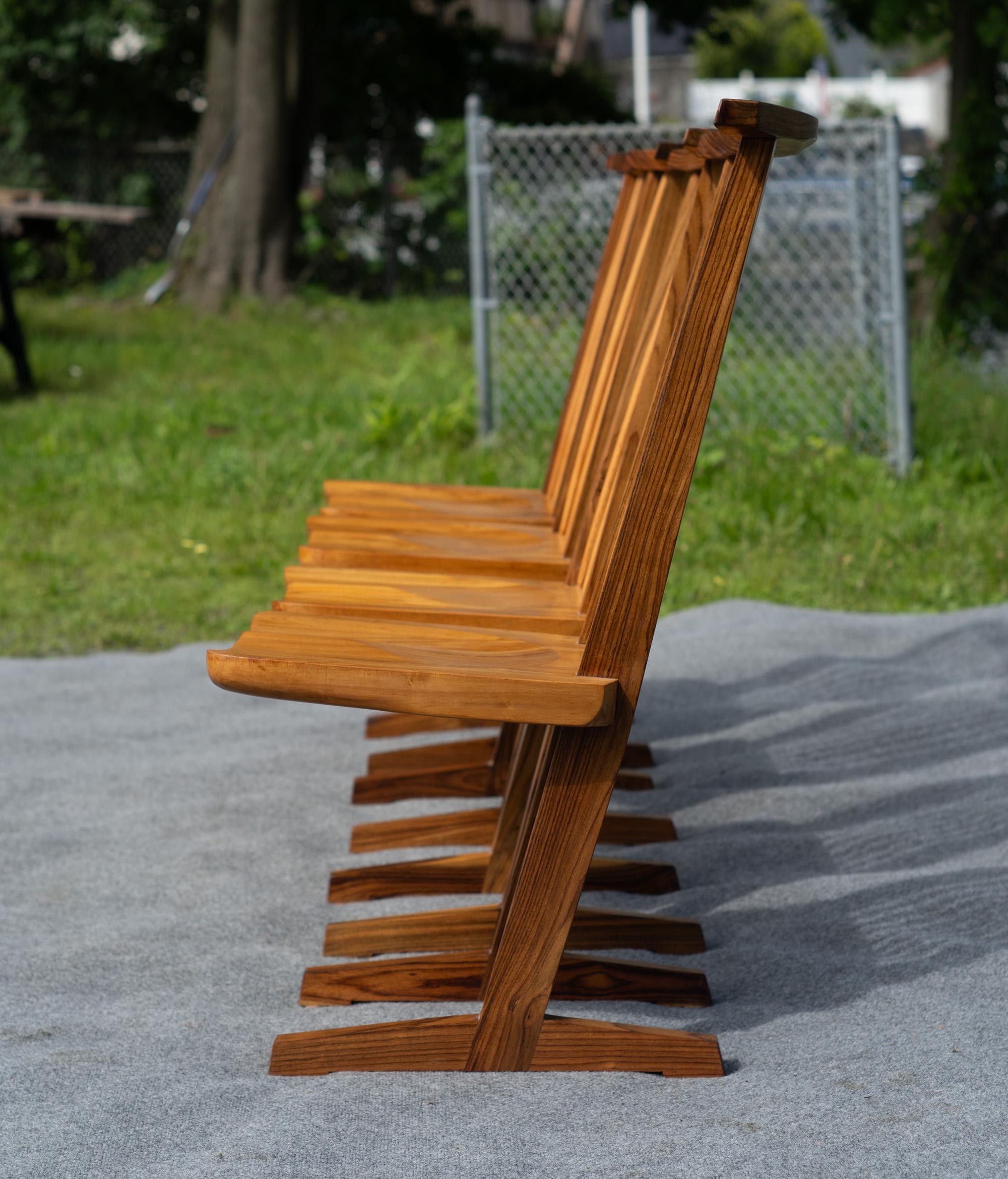 Von George Nakashima inspirierter Satz von vier Esszimmerstühlen im konischen Stil Gemischte Harthölzer (Hartholz) im Angebot