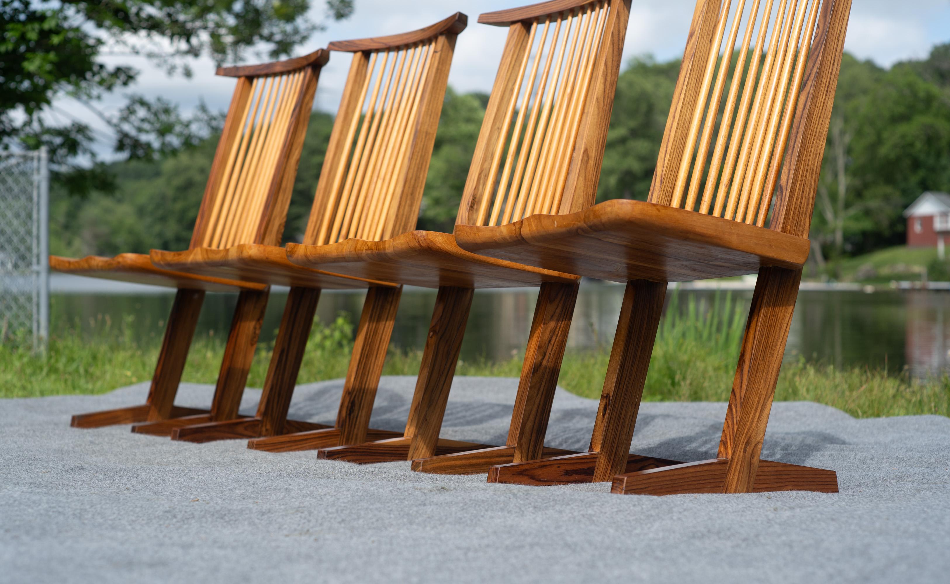 Von George Nakashima inspirierter Satz von vier Esszimmerstühlen im konischen Stil Gemischte Harthölzer im Angebot 1