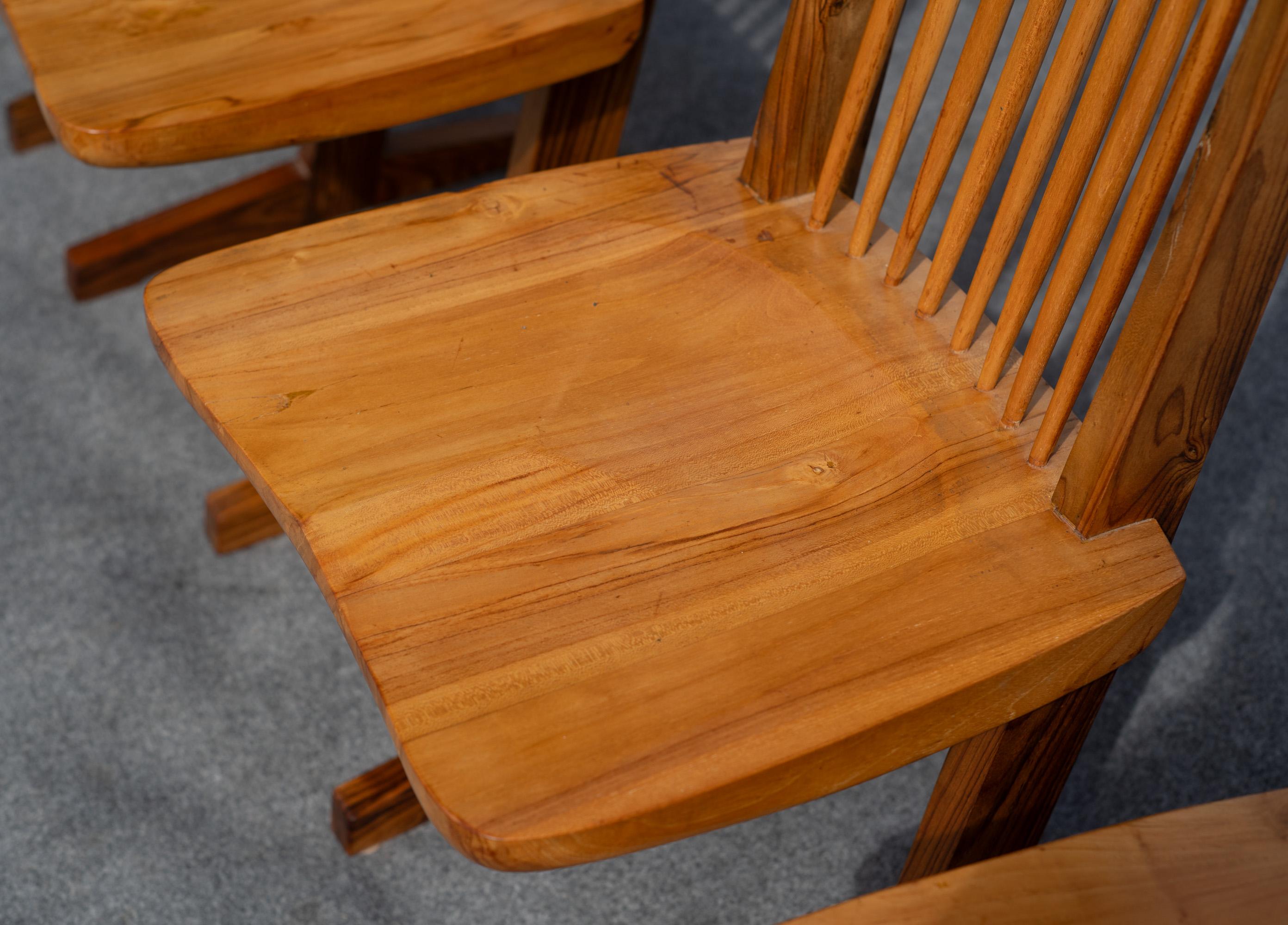 Von George Nakashima inspirierter Satz von vier Esszimmerstühlen im konischen Stil Gemischte Harthölzer im Angebot 2