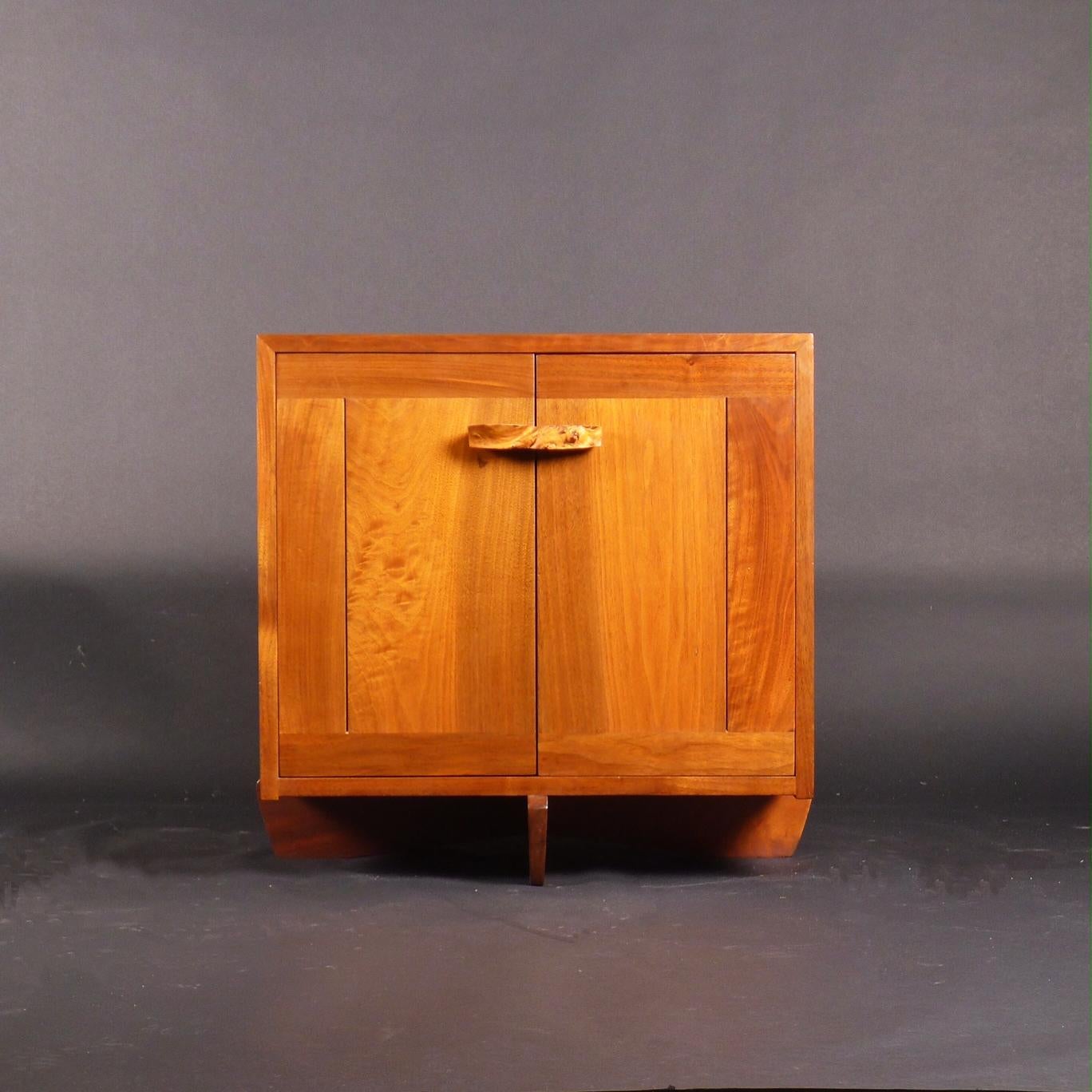 George Nakashima (1905-1990), Kornblut-Schrank aus amerikanischem Schwarznussholz, hergestellt im Nakashima Studio in New Hope, Pennsylvania, USA, 1972.

Dieses seltene Design ist so konstruiert, dass die exquisite Maserung des amerikanischen