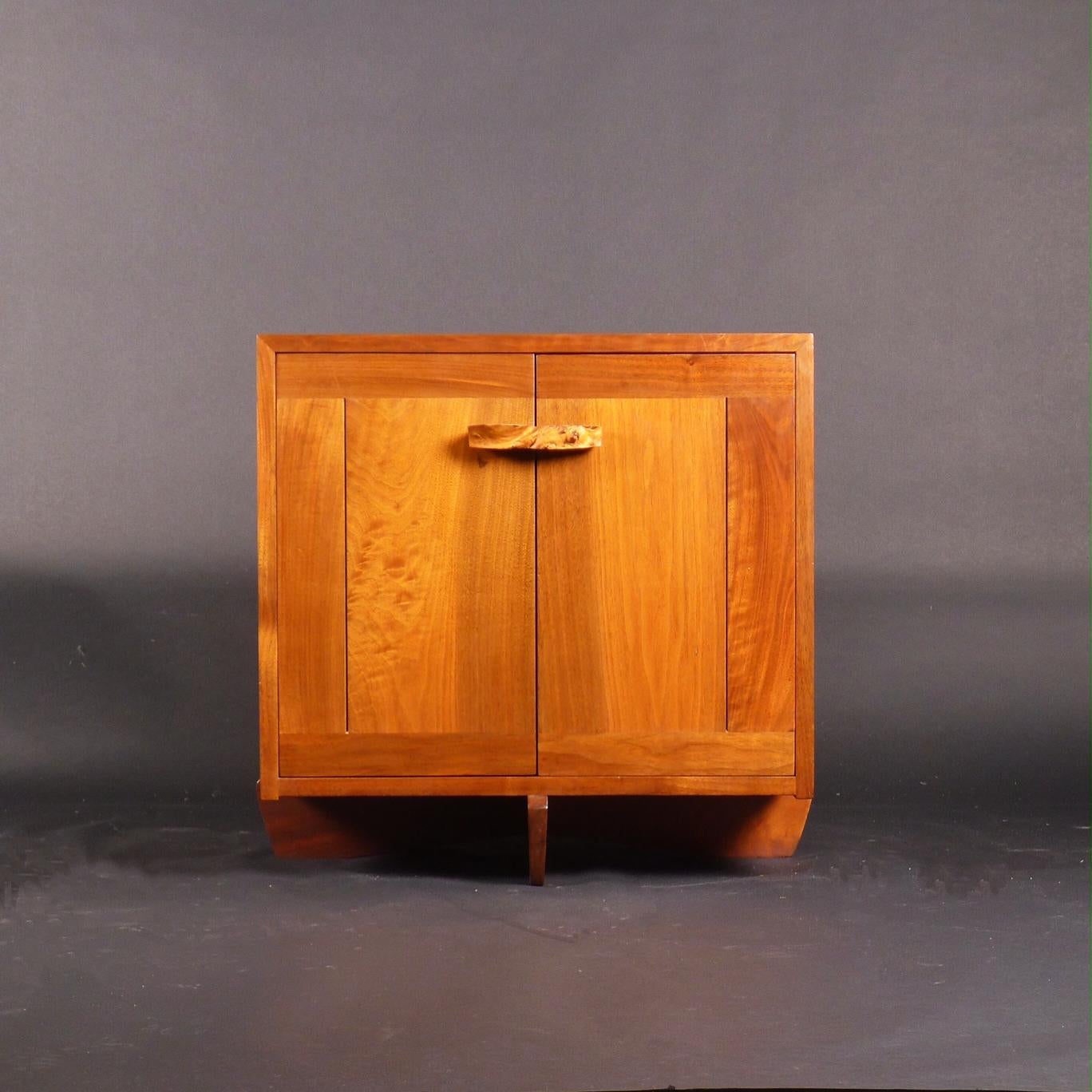 George Nakashima (1905-1990), Cabinet Kornblut en noyer noir américain, réalisé au Studio Nakashima à New Hope, Pennsylvanie, États-Unis en 1972.

Ce modèle rare est construit de manière à faire ressortir le grain exquis du bois de noyer noir