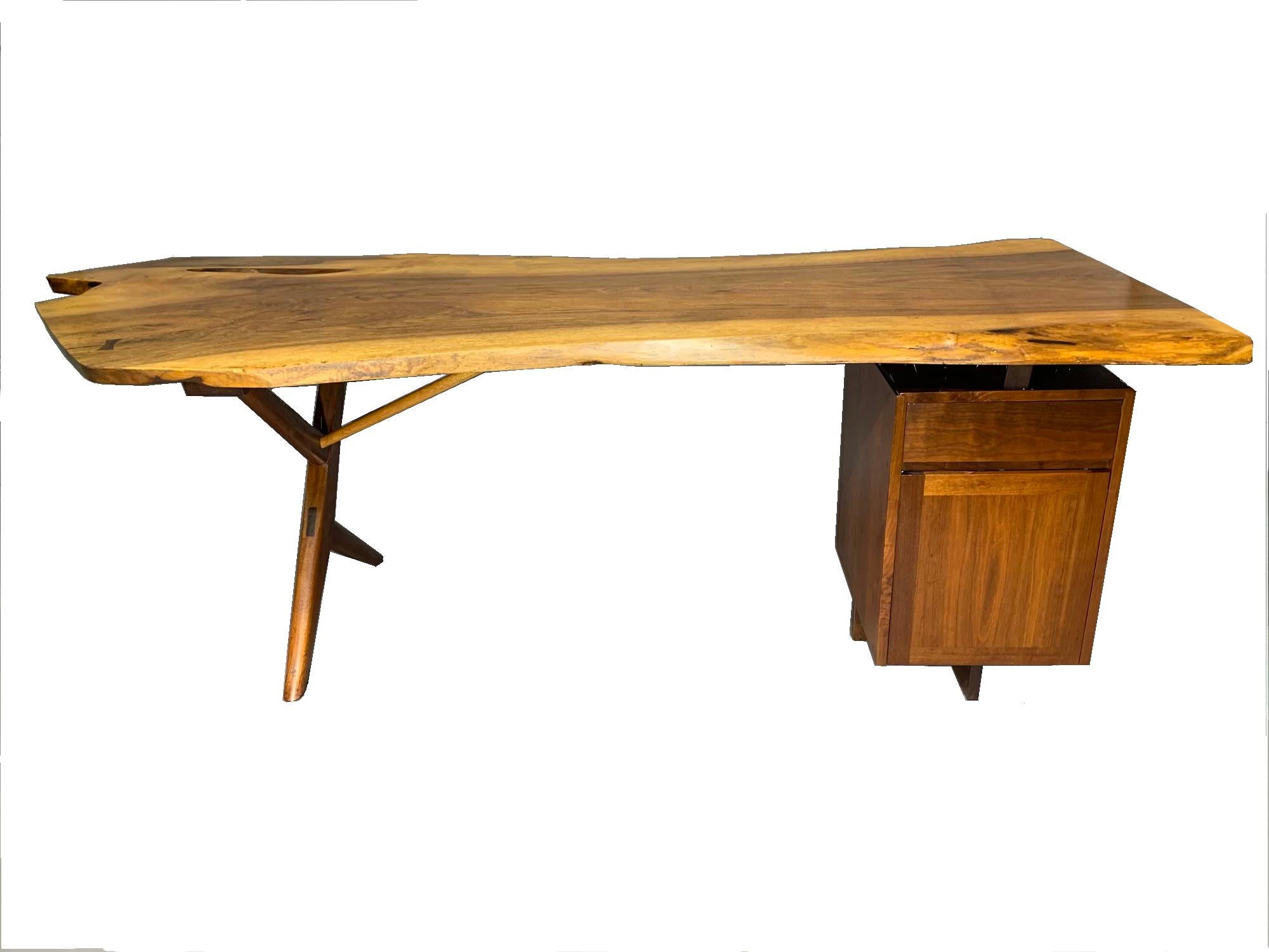 George Nakashima Large Conoid Writing Desk with Free-Form Edge Top In Good Condition In Belmont, MA