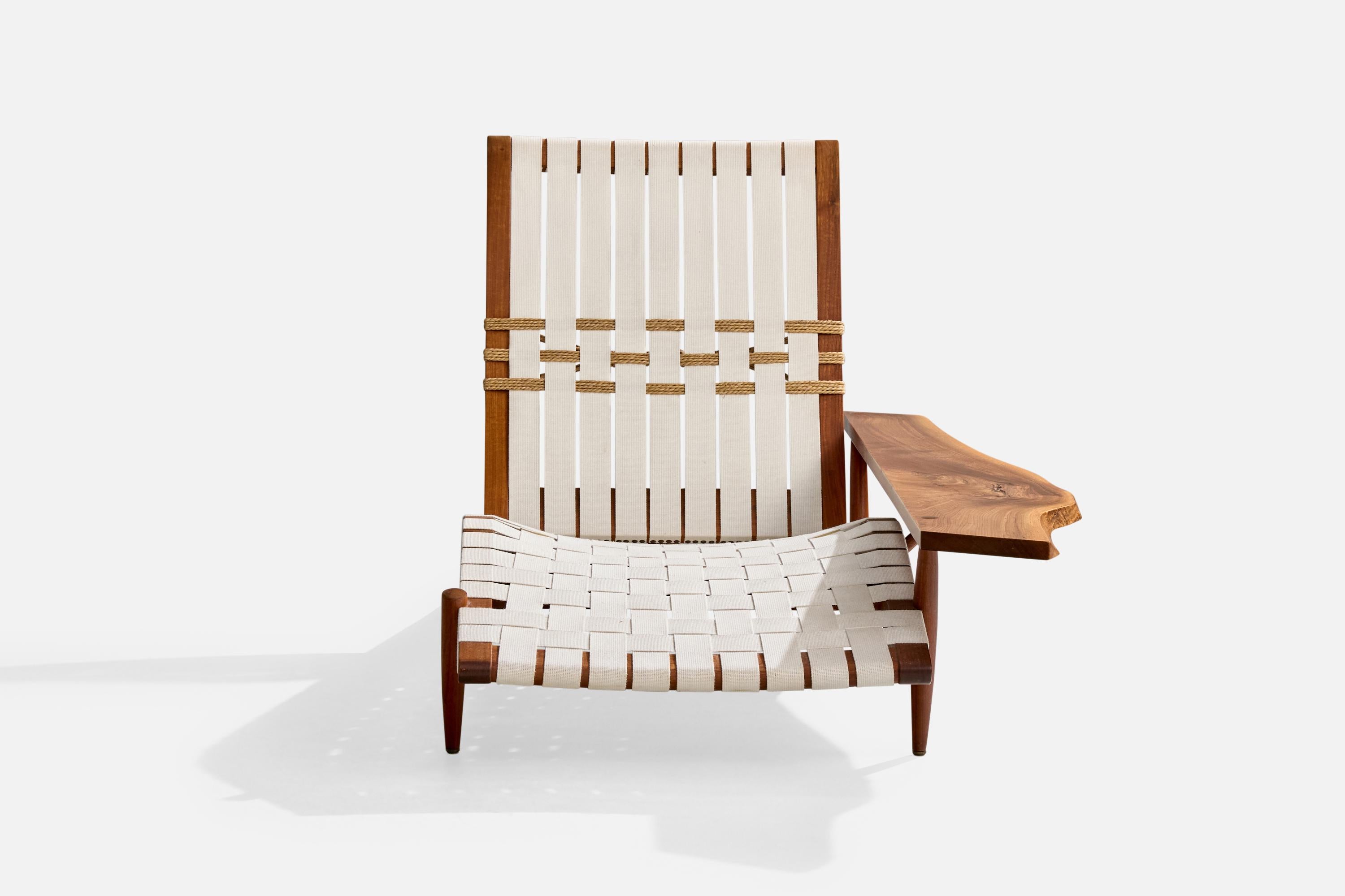 George Nakashima, Long Chair, Walnut, Cotton, Japan, 1980s In Good Condition For Sale In High Point, NC