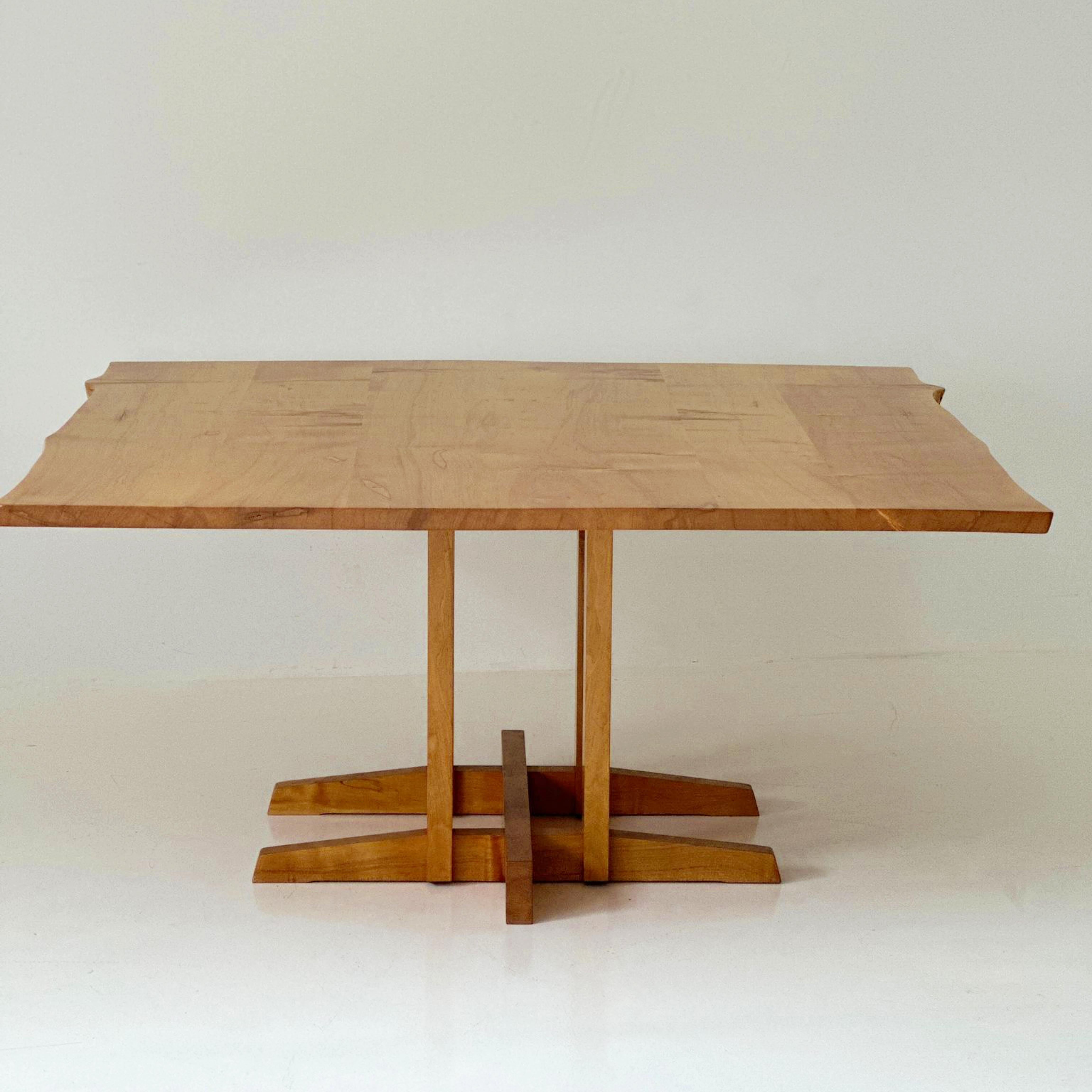 Table de salle à manger française George Nakashima, en érable, signée et datée de 1980 Bon état - En vente à Wargrave, Berkshire