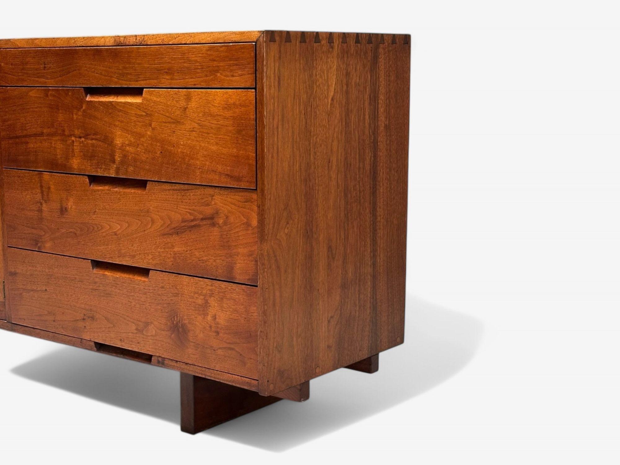 George Nakashima, Mid-Century Modern, American Walnut, Rare Dresser, USA, 1953 For Sale 3