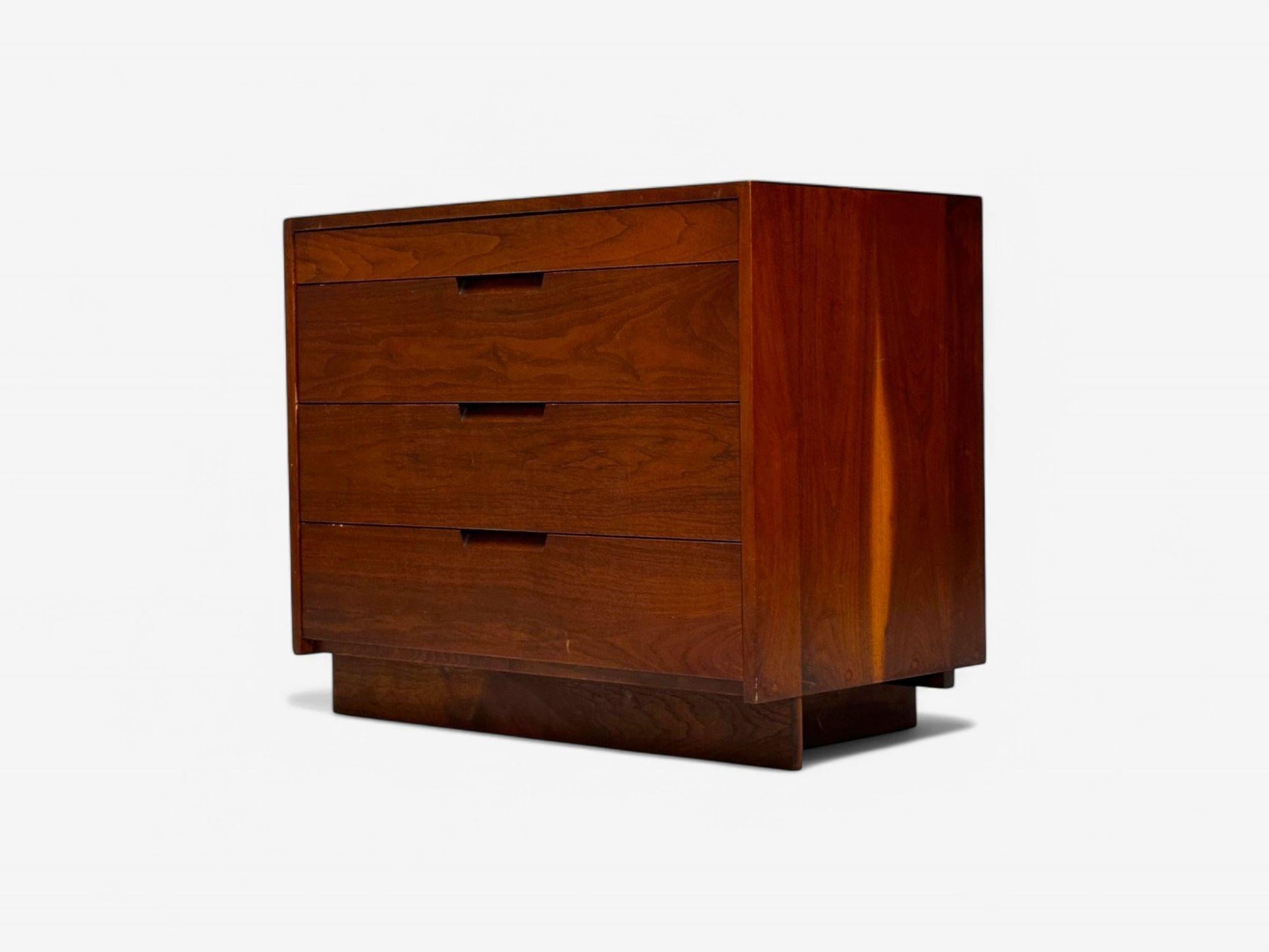 George Nakashima, Mid-Century Modern, Sap Walnut, Rare Nightstand, USA, 1957 In Good Condition For Sale In Manhasset, NY