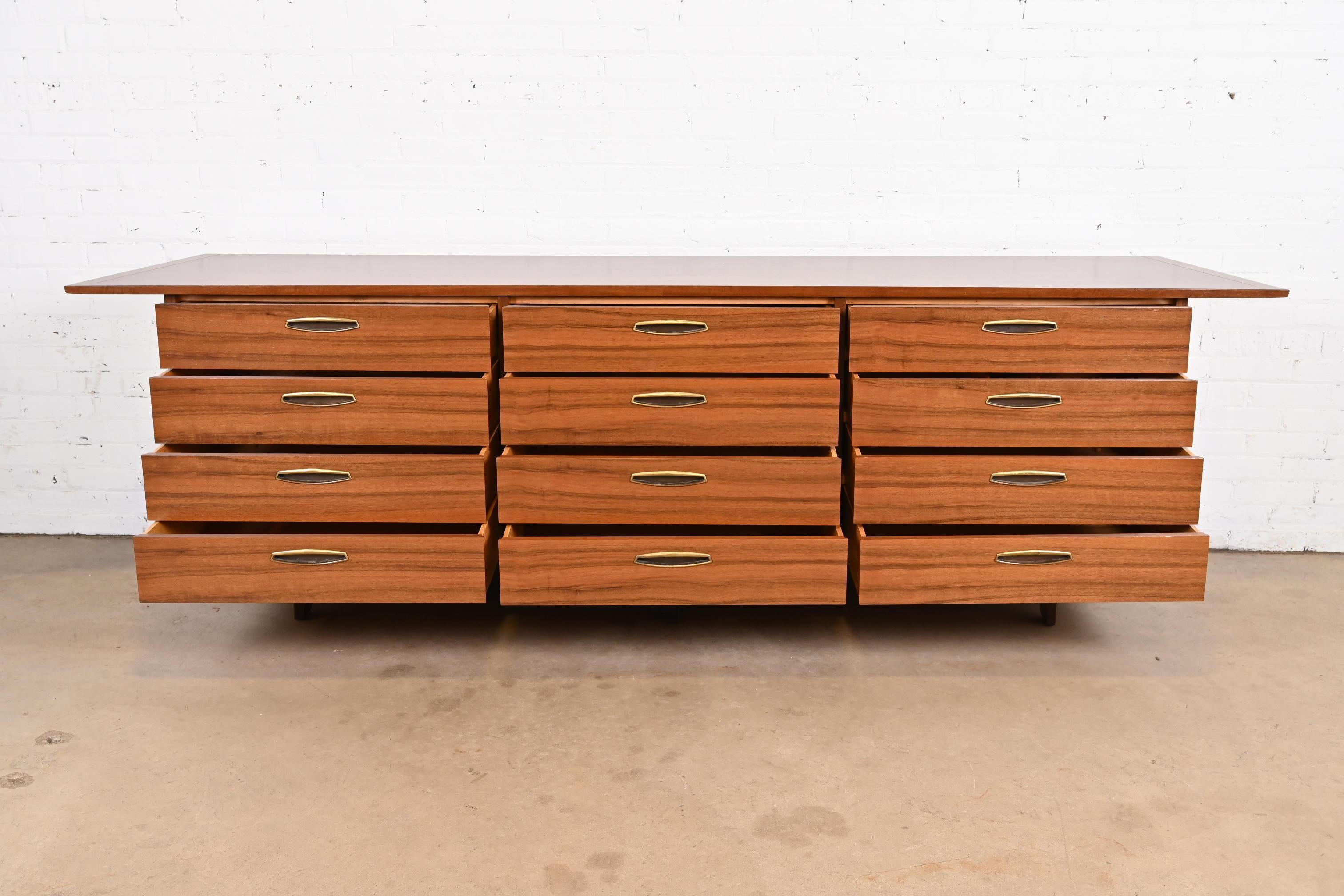 George Nakashima Monumental Sculpted East Indian Laurel Wood Dresser In Good Condition In South Bend, IN