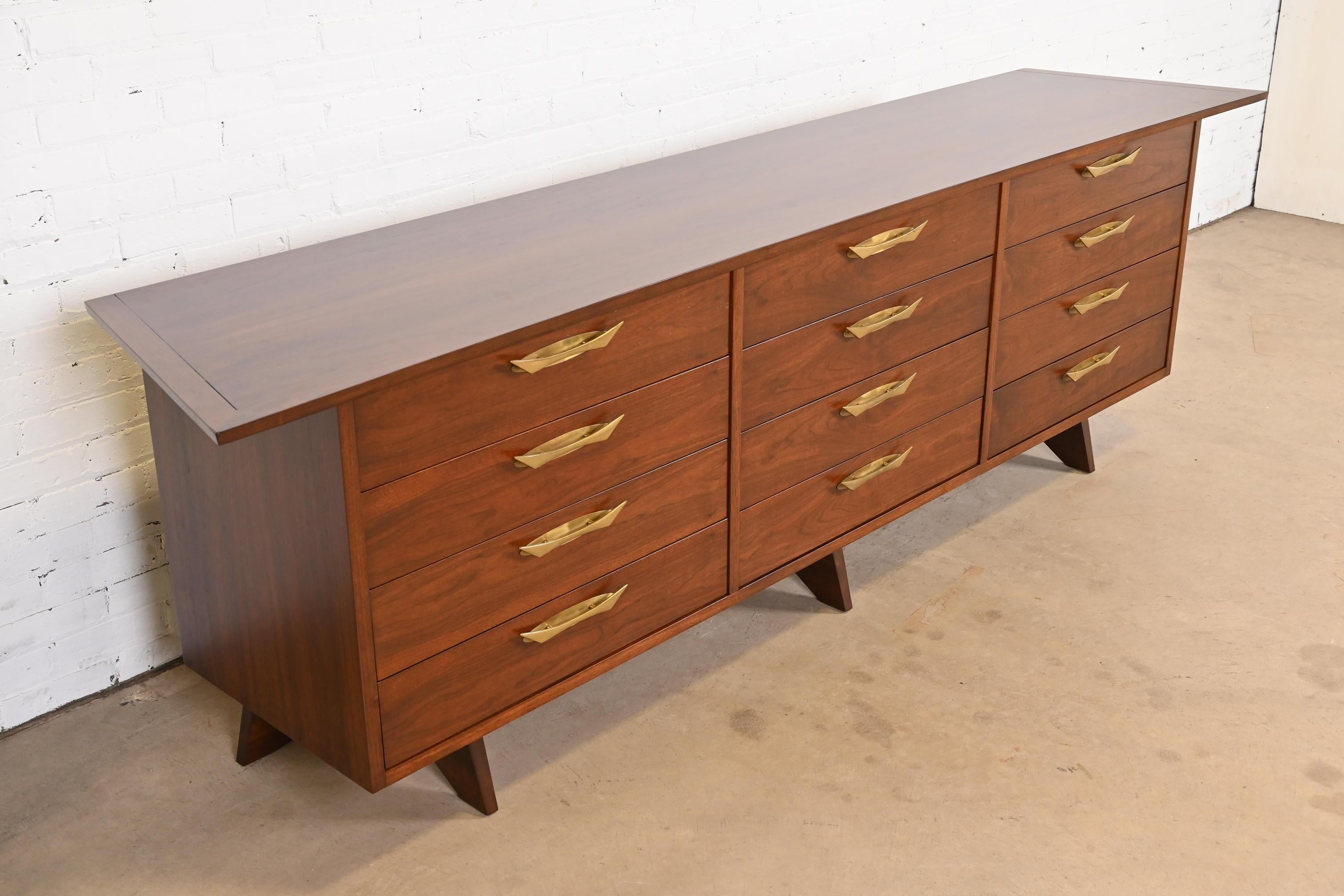 George Nakashima Monumental Sculpted Walnut Dresser for Widdicomb, Restored In Good Condition In South Bend, IN