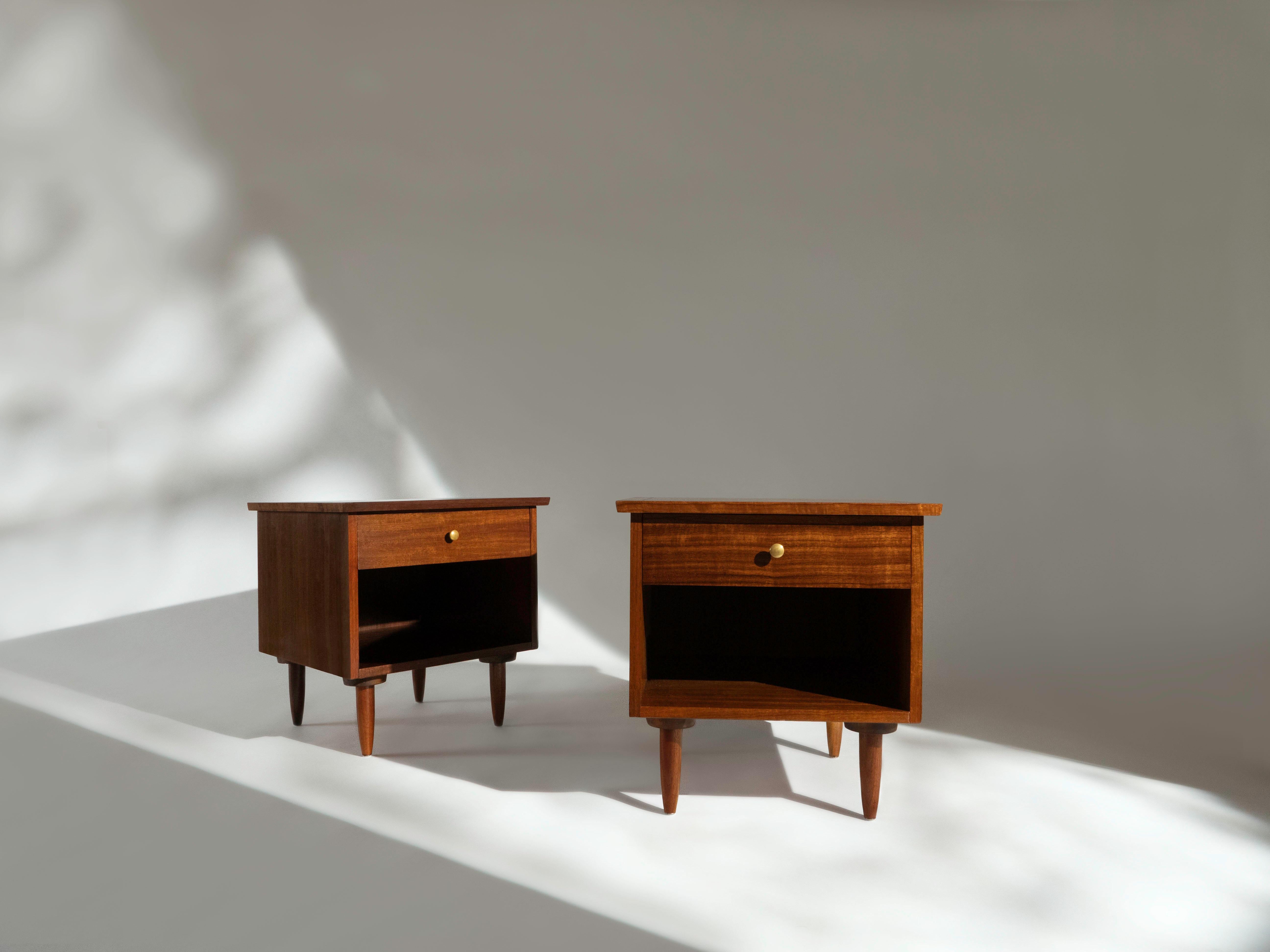Paire de tables de nuit 