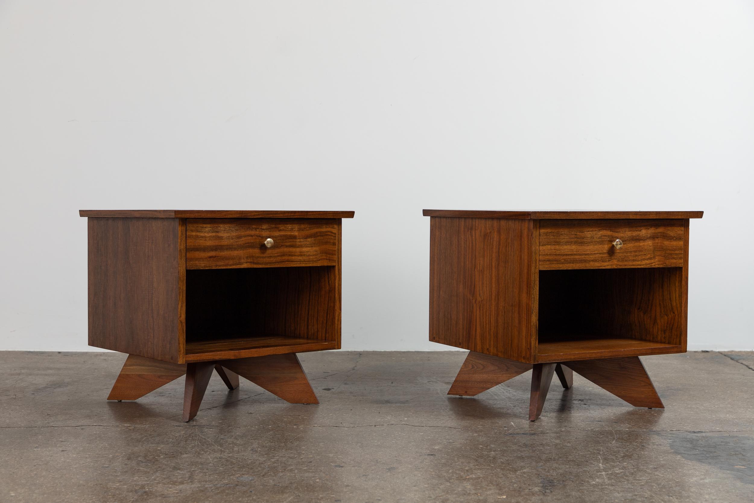 George Nakashima Origins Nightstands for Widdicomb, Walnut - Pair In Good Condition In Brooklyn, NY