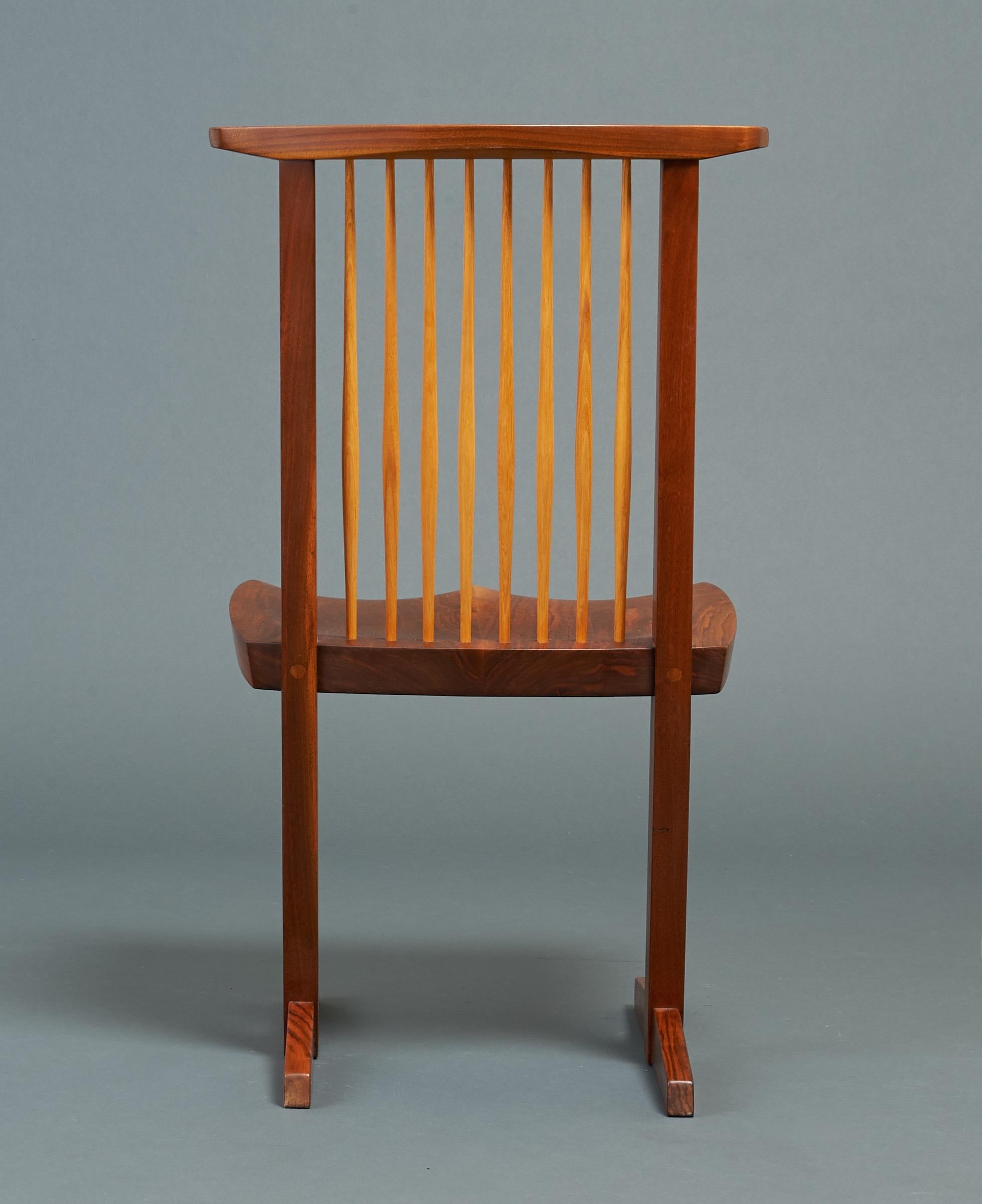 Seltenes skulpturales Paar Kegelstühle aus Nussbaumholz von George Nakashima, signiert, 1989 im Angebot 5