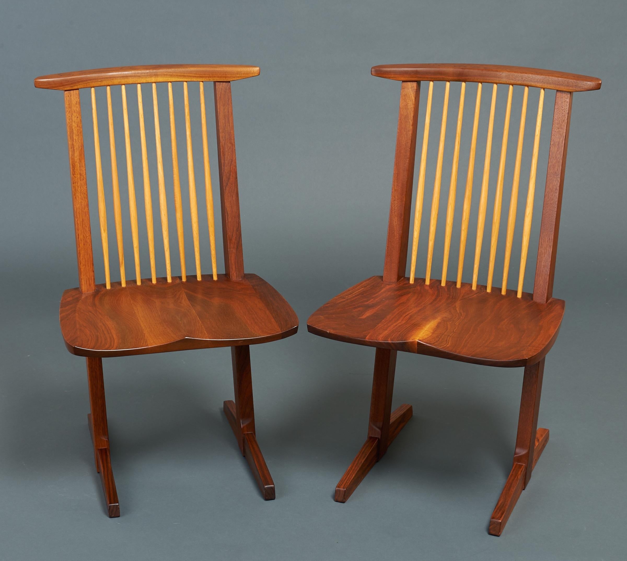 George Nakashima, rare paire sculpturale de chaises conoïdes en noyer, signée, 1989 en vente 8