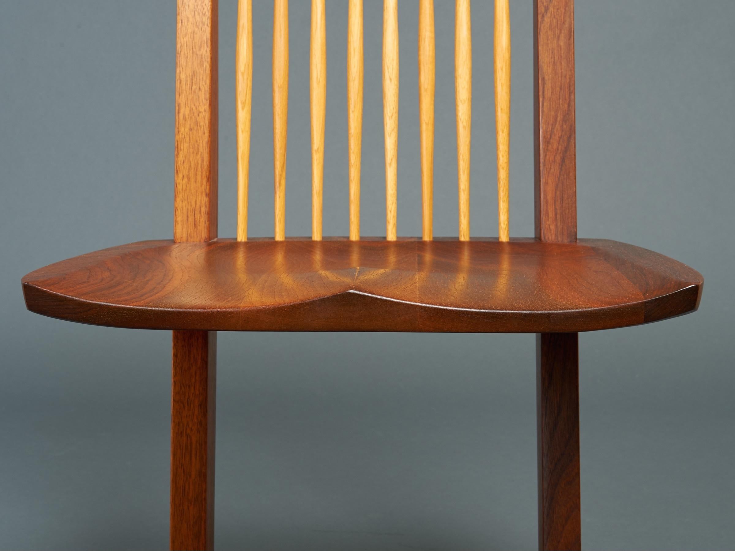 Seltenes skulpturales Paar Kegelstühle aus Nussbaumholz von George Nakashima, signiert, 1989 im Angebot 10