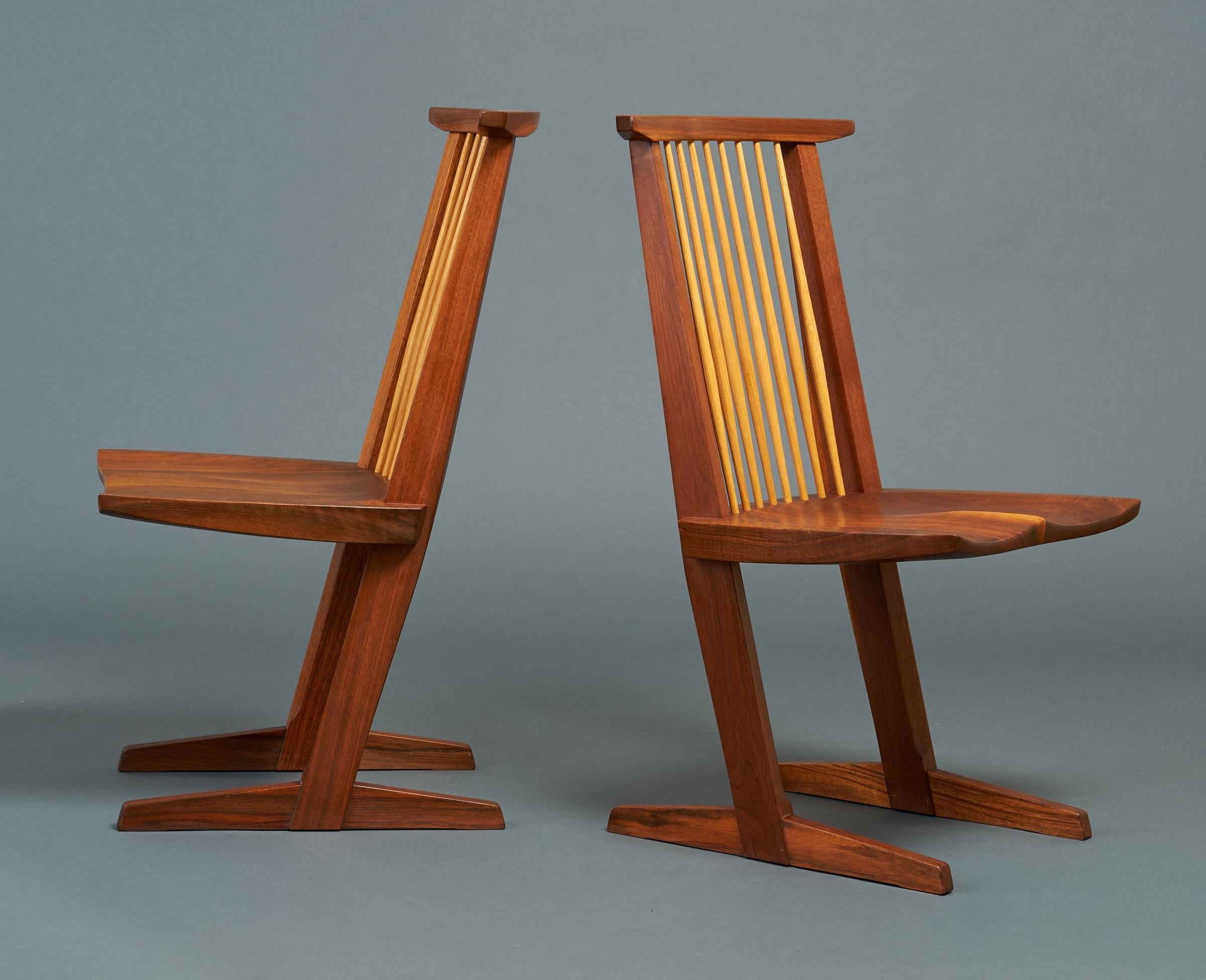 Mid-Century Modern George Nakashima, Rare Sculptural Pair of Conoid Chairs in Walnut, Signed, 1989 For Sale