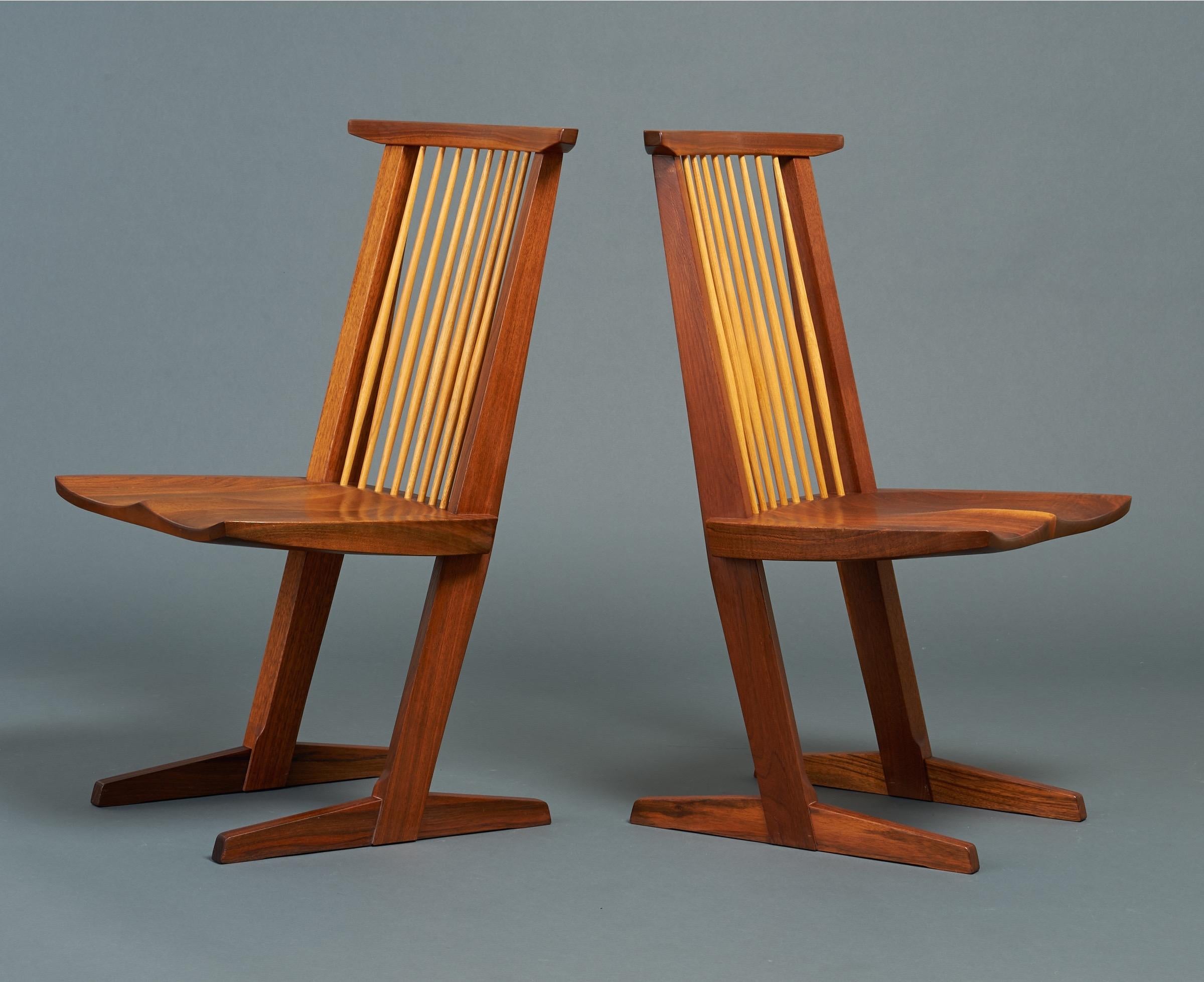 American George Nakashima, Rare Sculptural Pair of Conoid Chairs in Walnut, Signed, 1989 For Sale