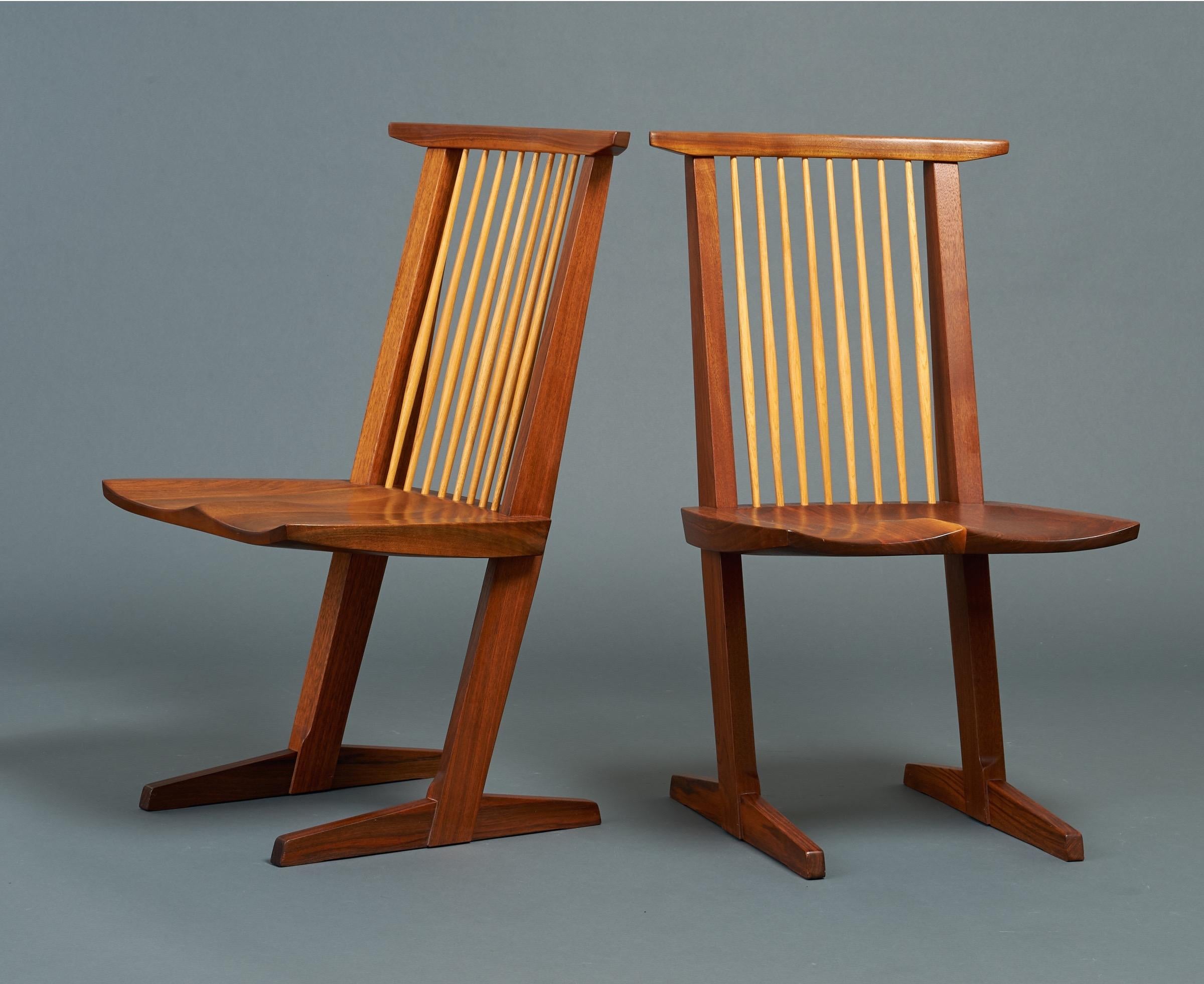 George Nakashima, rare paire sculpturale de chaises conoïdes en noyer, signée, 1989 en vente 1