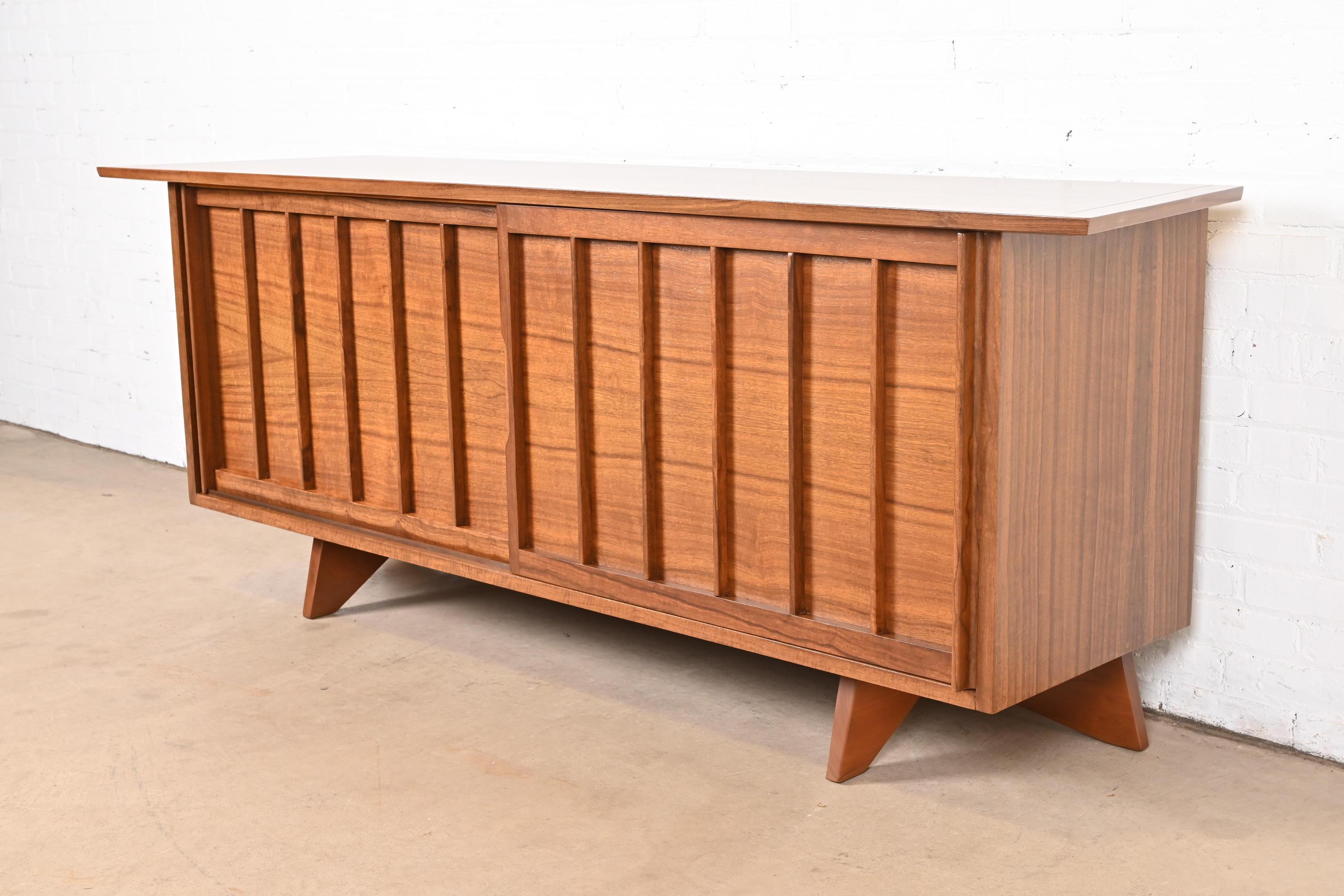 George Nakashima Sculpted East Indian Laurel Wood Sliding Door Credenza In Good Condition In South Bend, IN