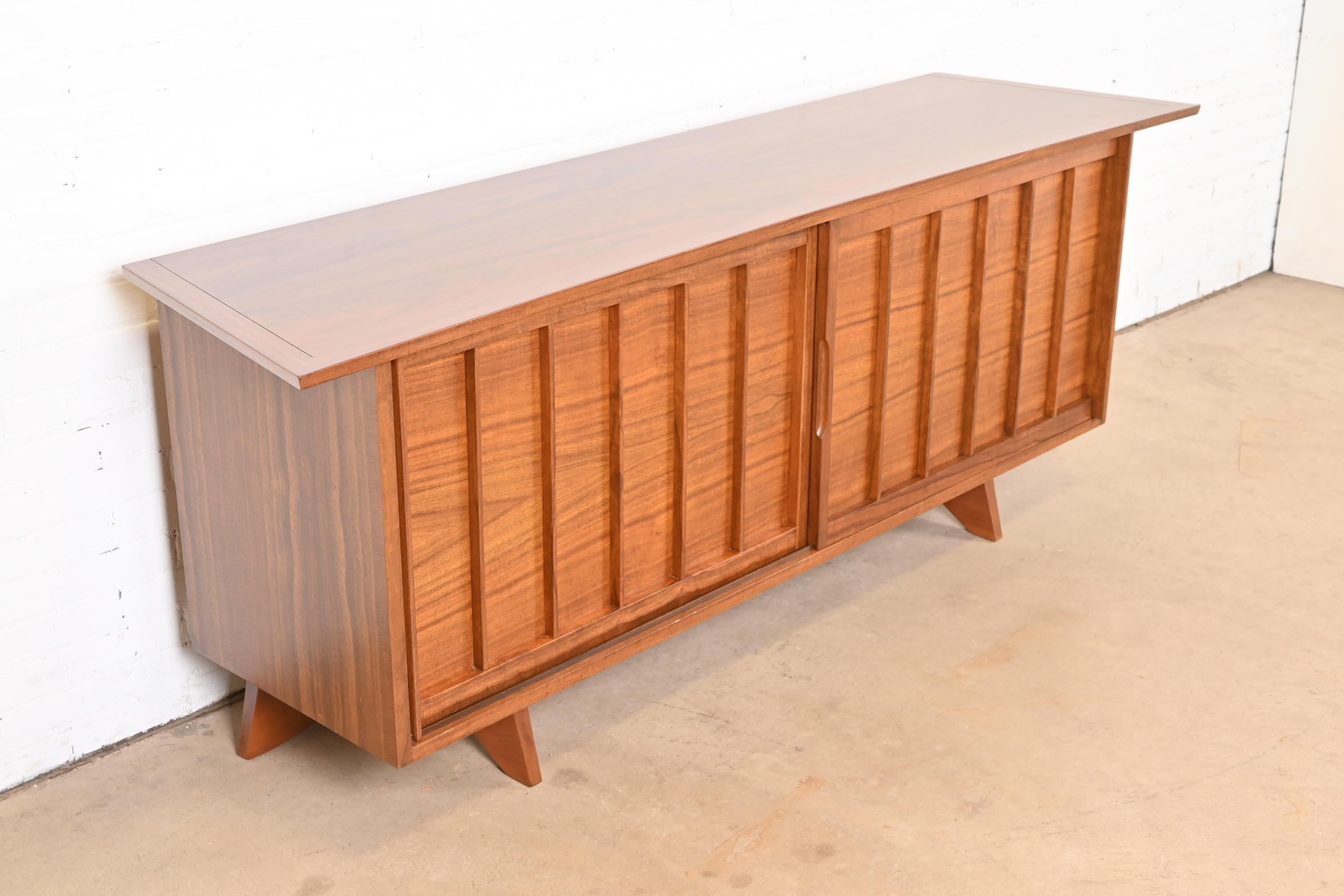 Mid-20th Century George Nakashima Sculpted East Indian Laurel Wood Sliding Door Credenza